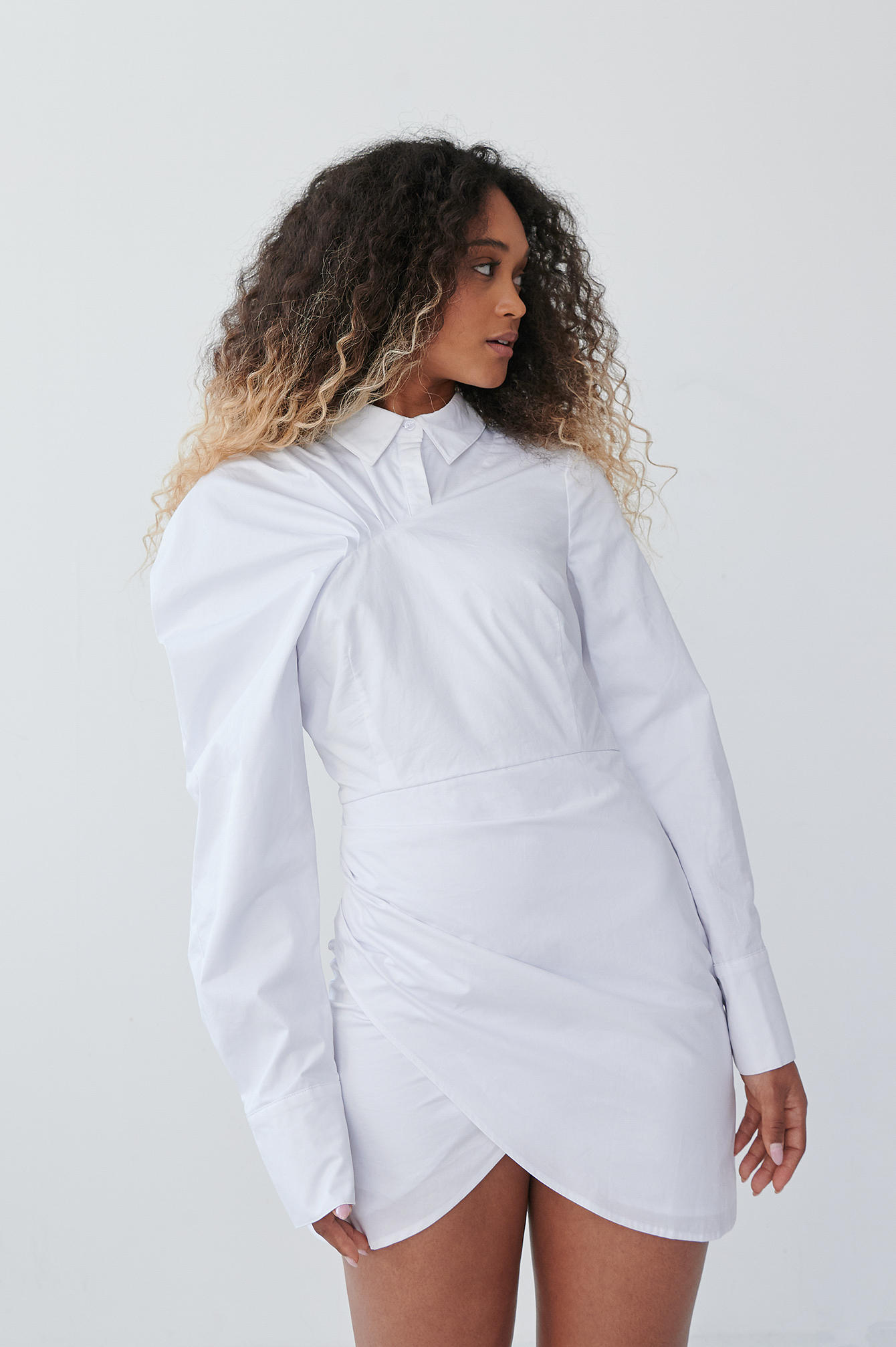 White Robe À Manches Volume