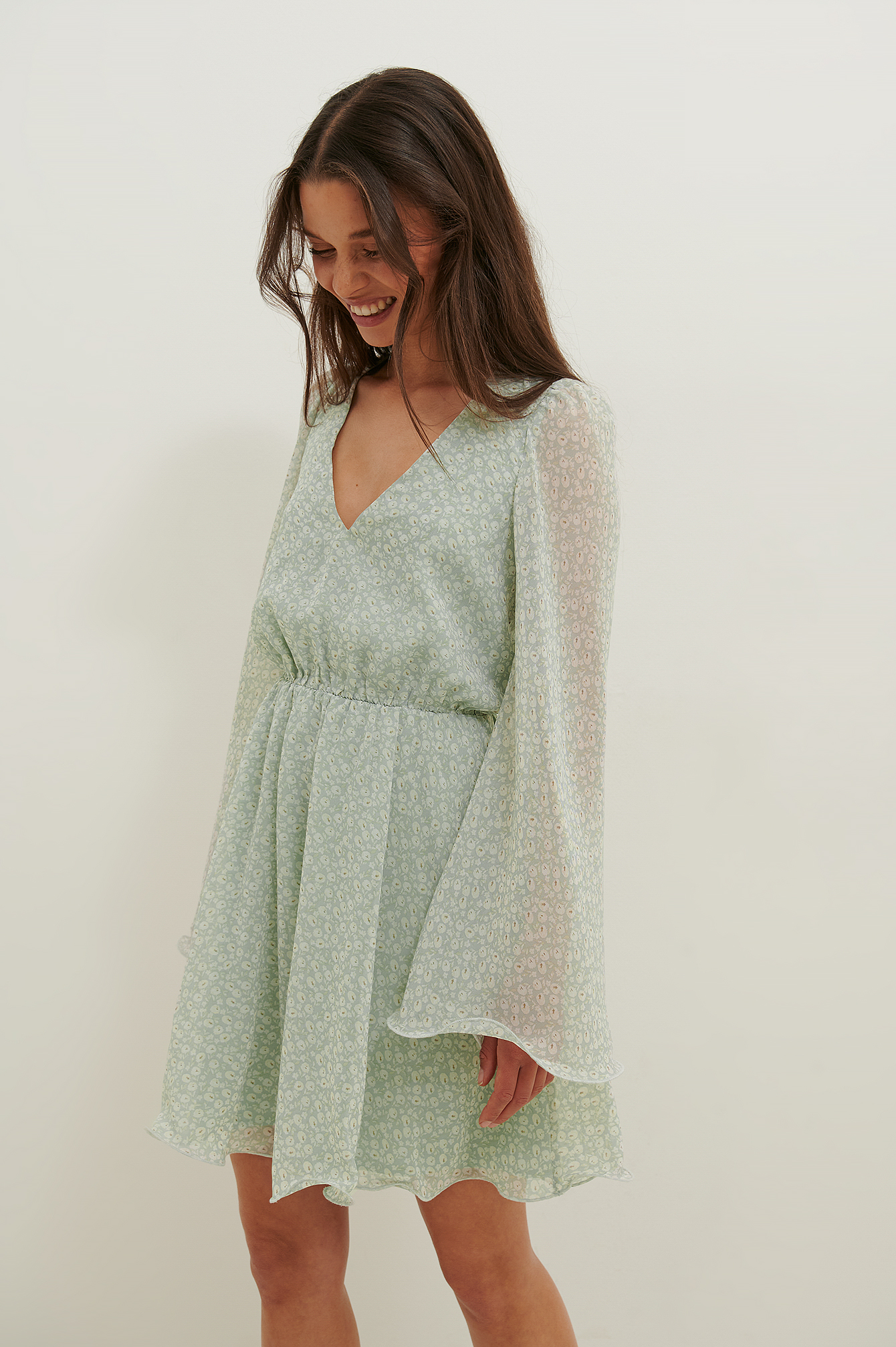 Green Flower Print Recyclée robe mini à manches amples en mousseline