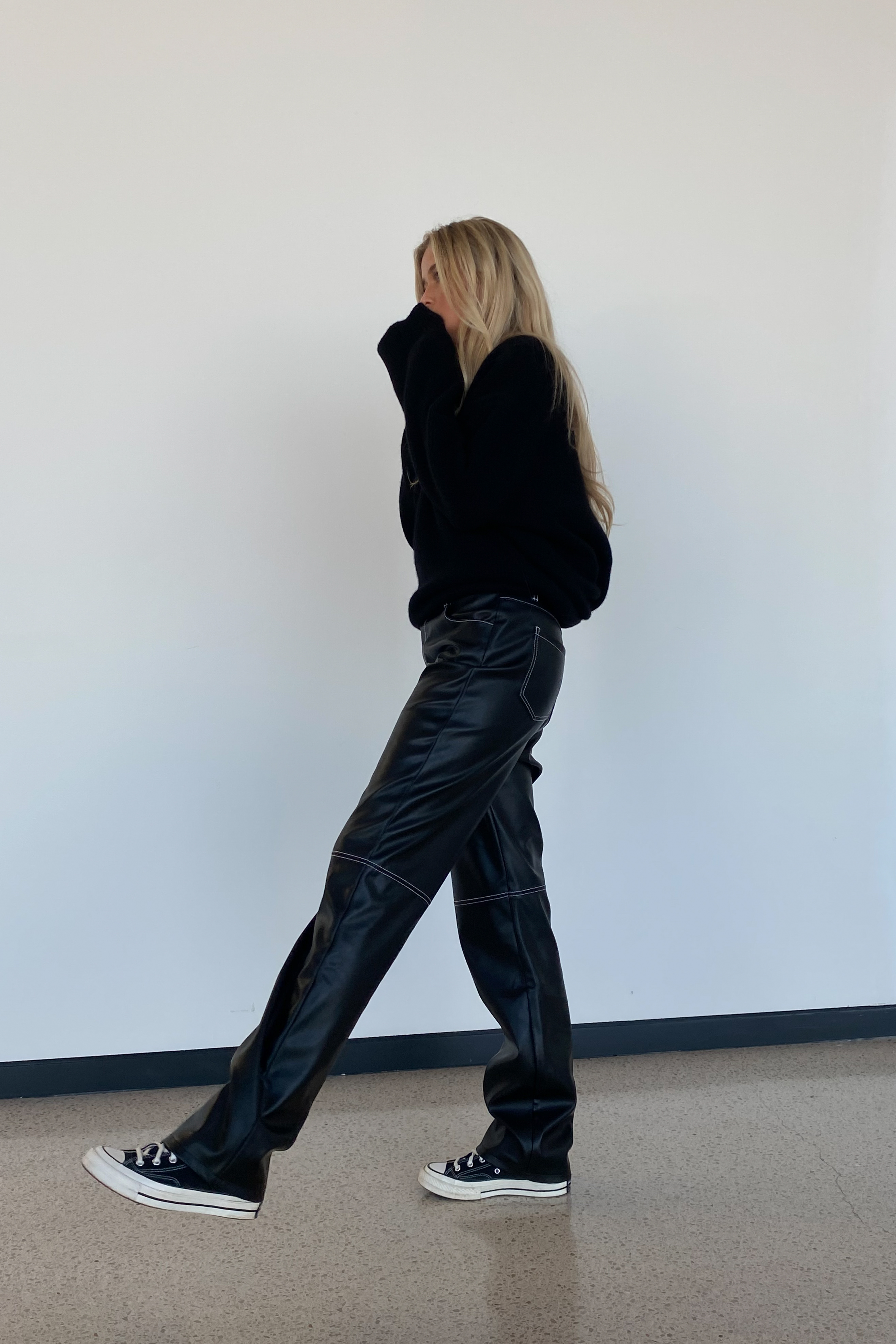 Pantalon en faux cuir à coutures contrastantes recyclé Noir