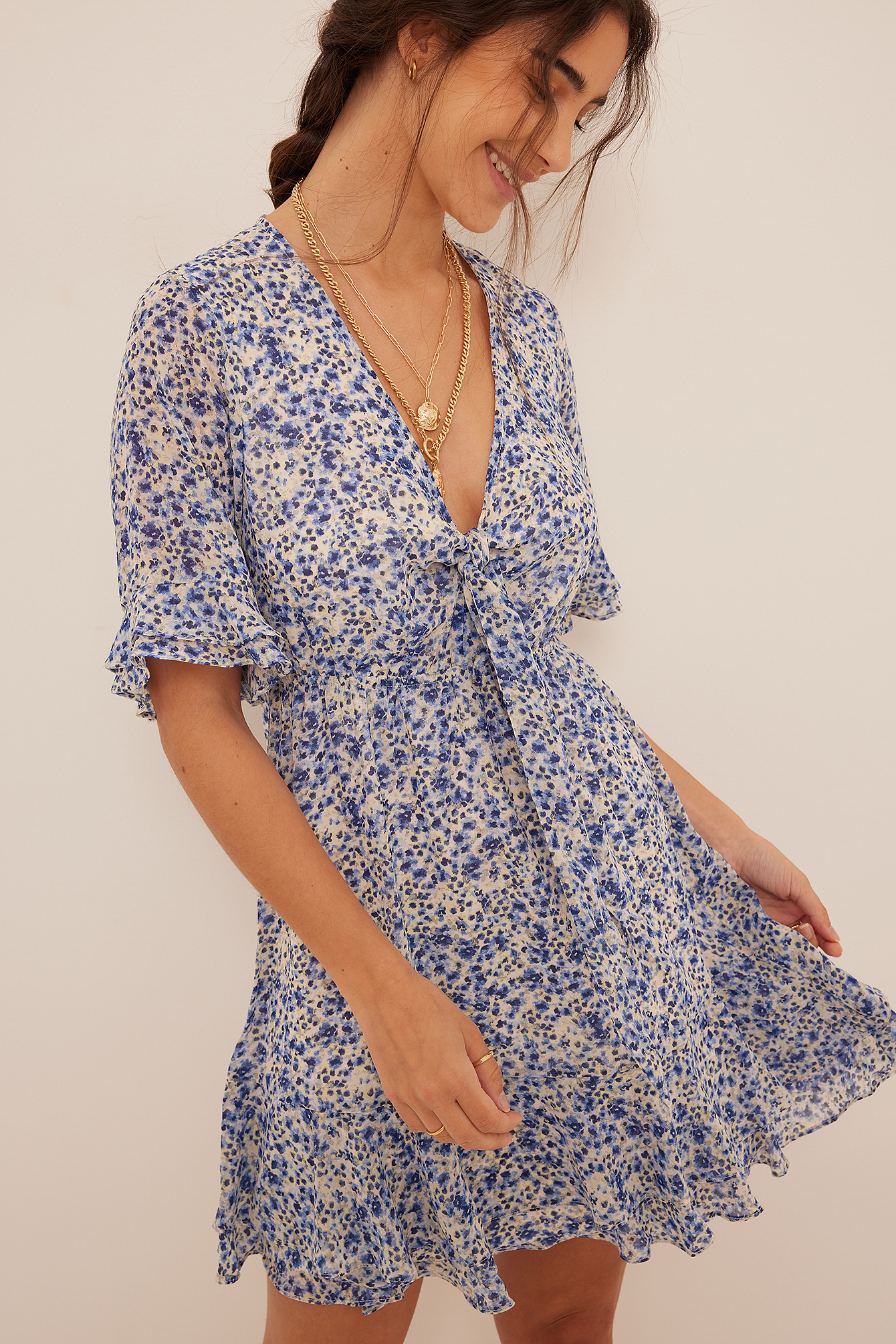 Robe mini transparente nouée sur le devant