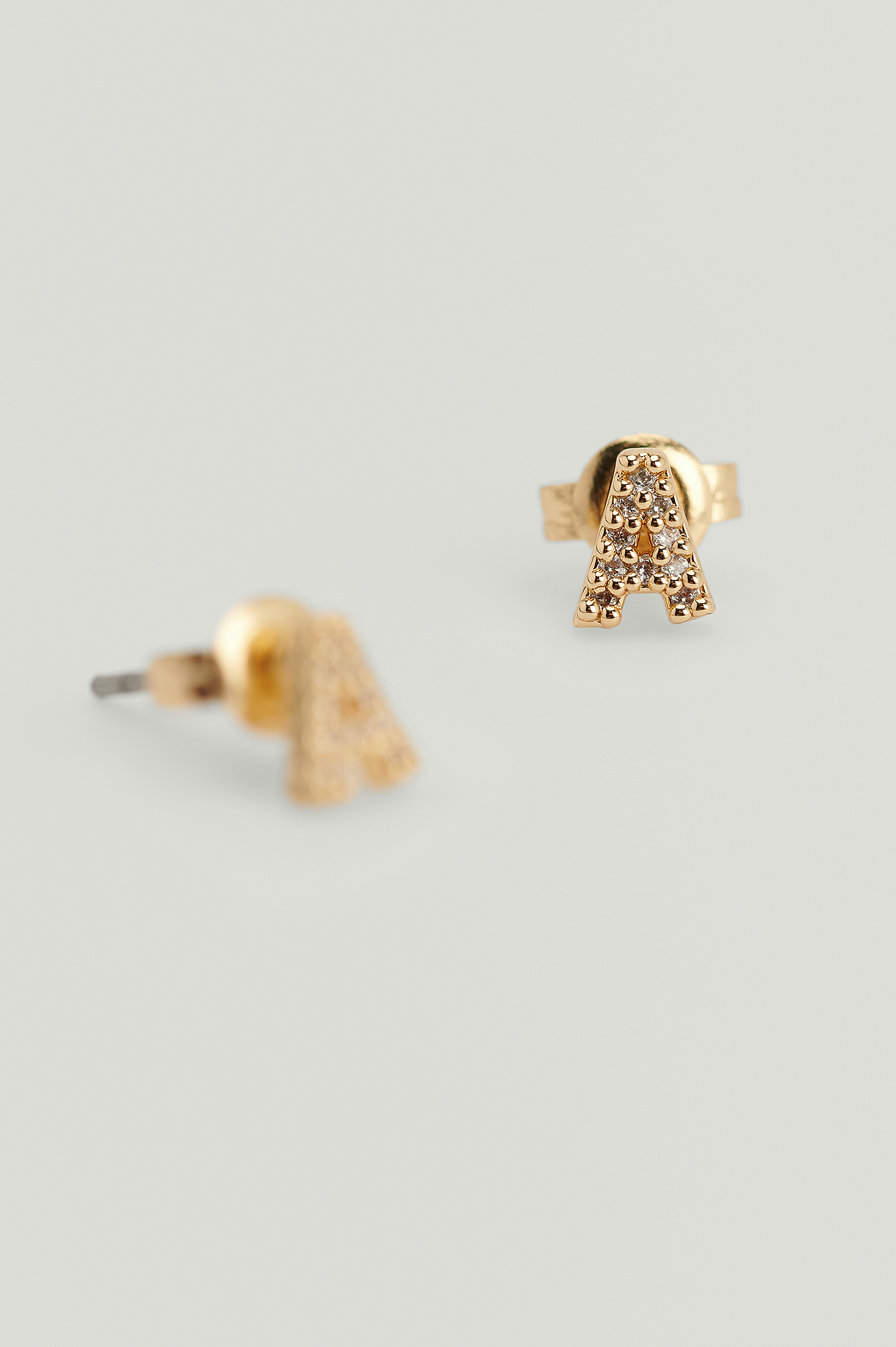 Gold Boucles d’oreilles puces brillantes avec lettre en matière recyclée