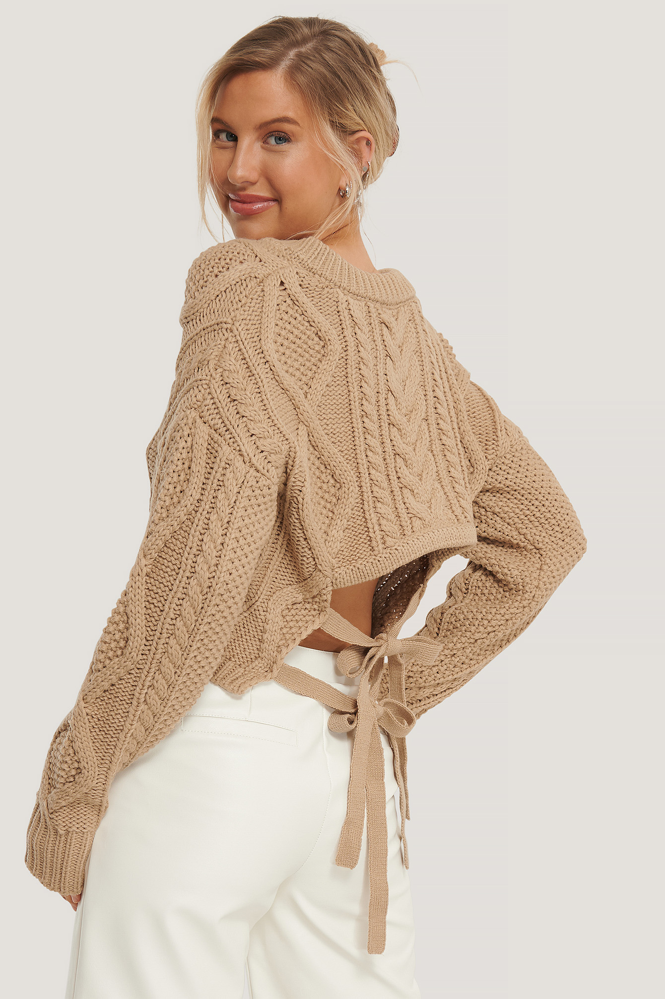 Light Beige Pull En Maille Torsadée Avec Nœud Dans Le Dos