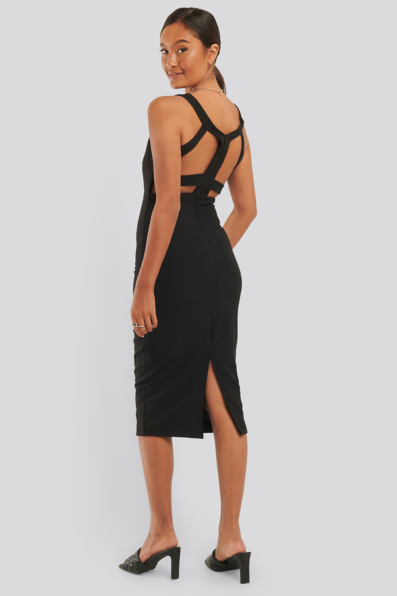 Black Robe Midi Découpée Dans Le Dos