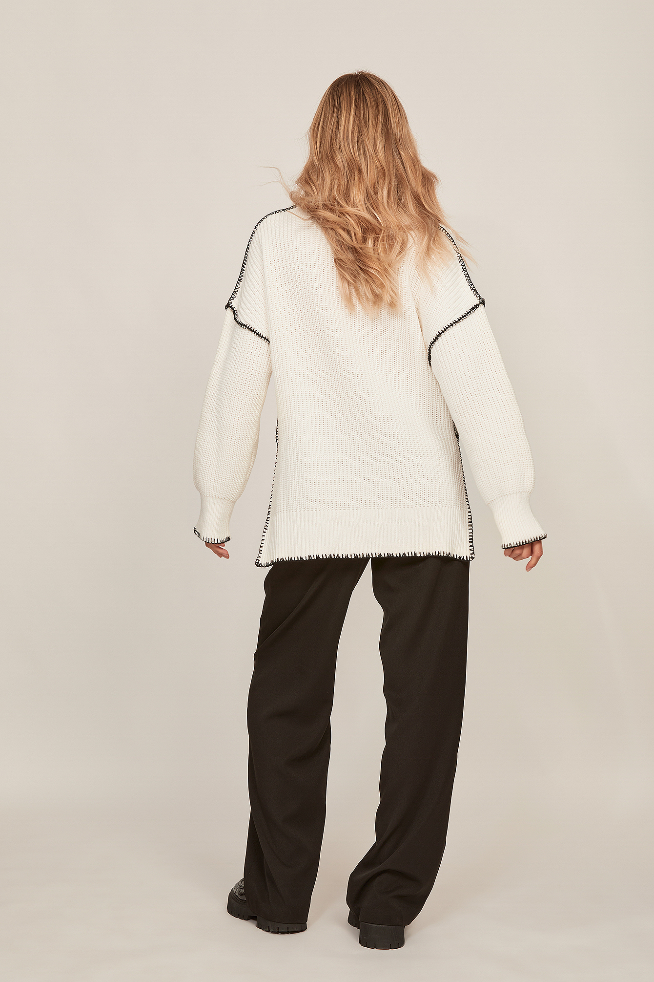 Offwhite Pull en tricot à col montant et coutures contrastantes