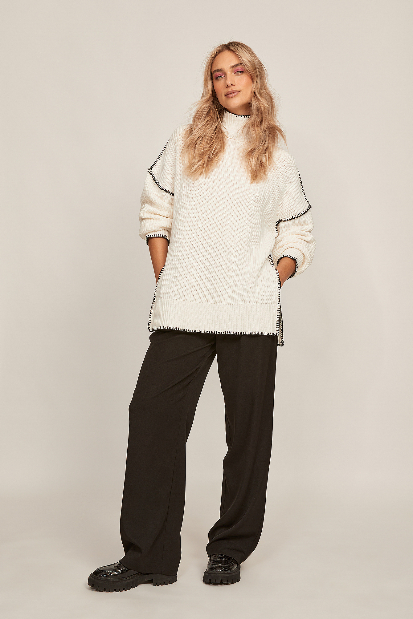 Offwhite Pull en tricot à col montant et coutures contrastantes