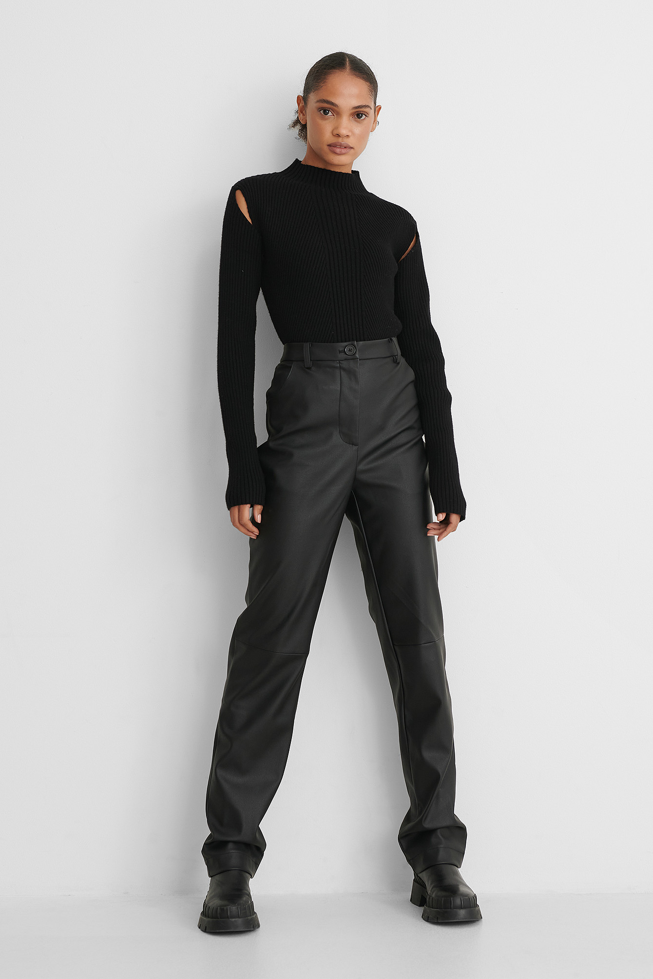 Black Pull En Tricot À Col Montant Et Découpes