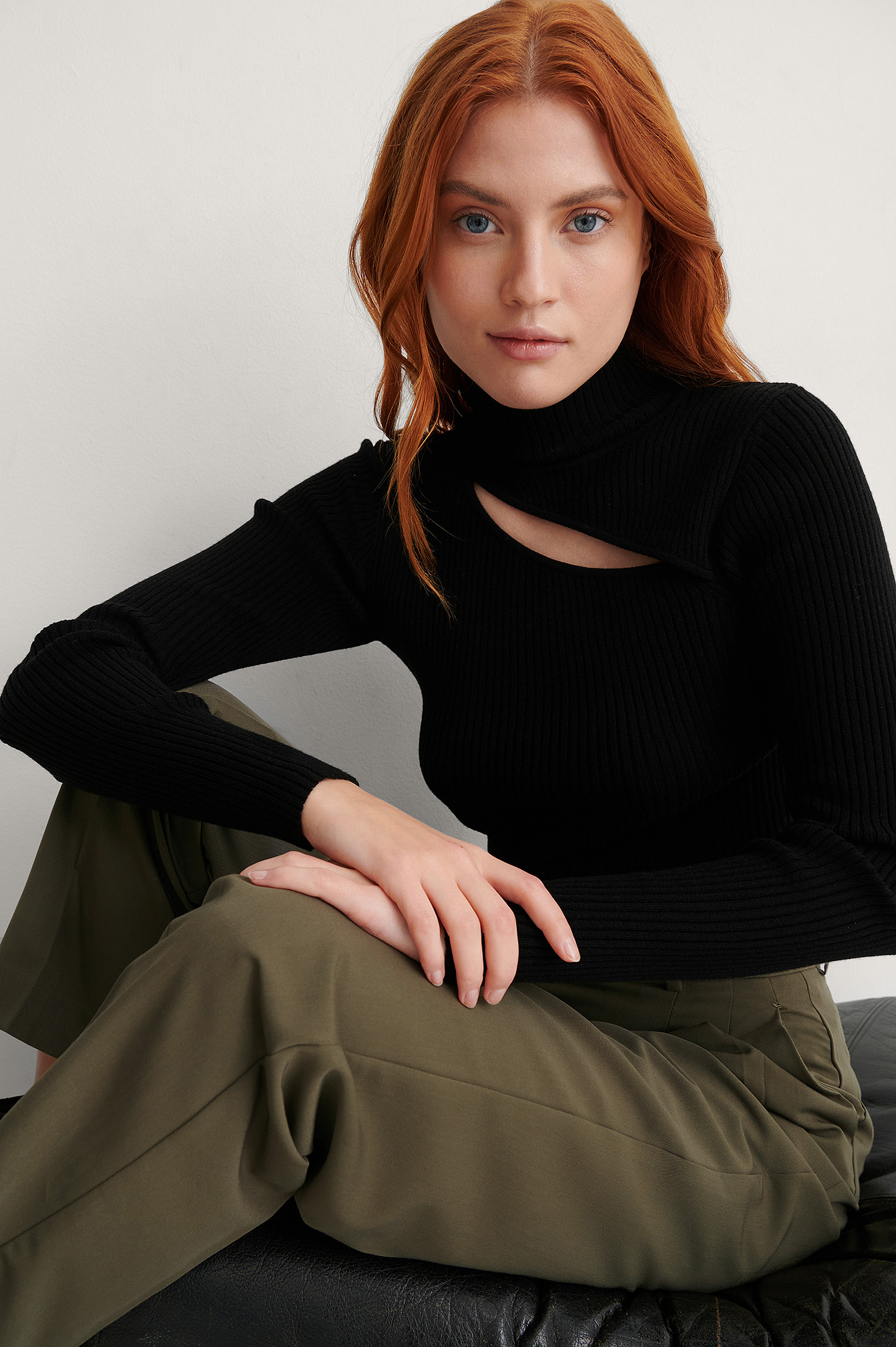 Black Pull En Tricot À Col Montant Et Découpes