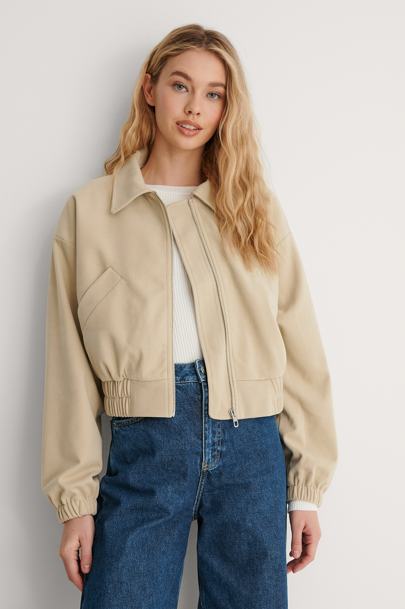 Light Beige Veste Courte À Ourlet Élastique