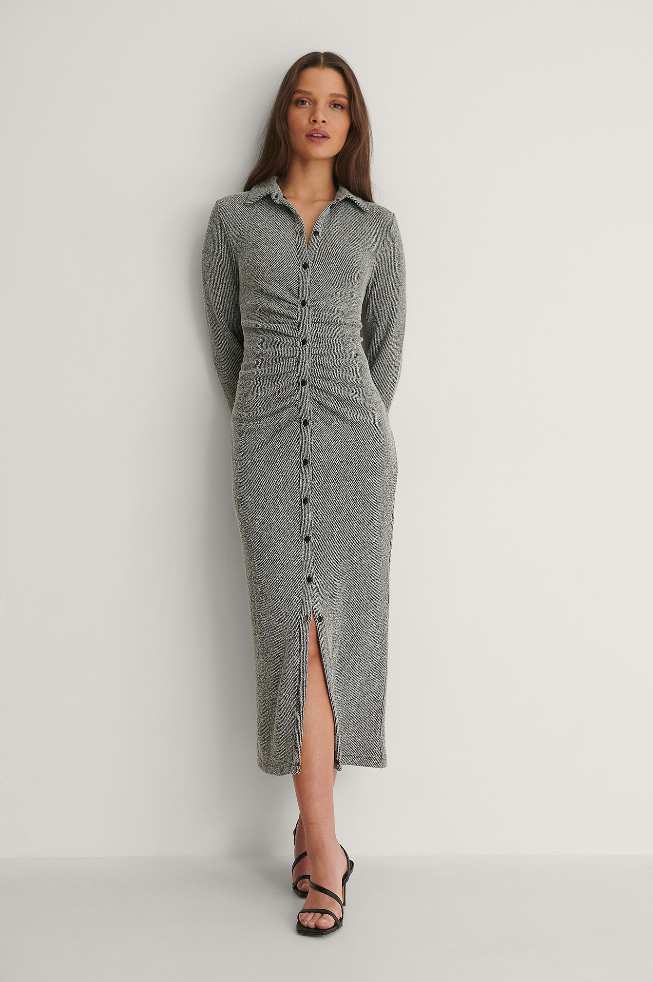 Black Robe Drapée Sur Le Devant