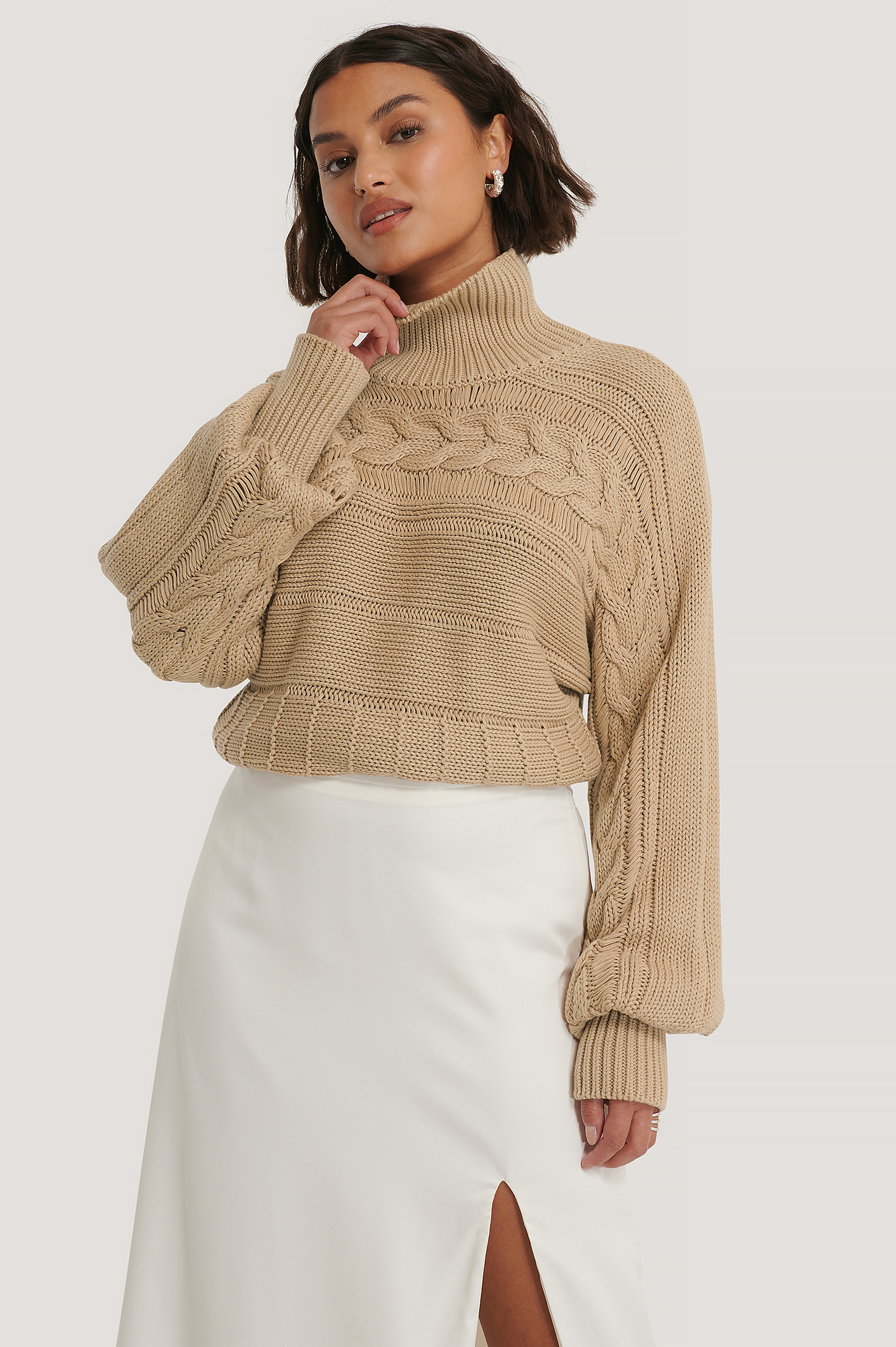 Beige Pull En Maille Torsadée À Col Montant