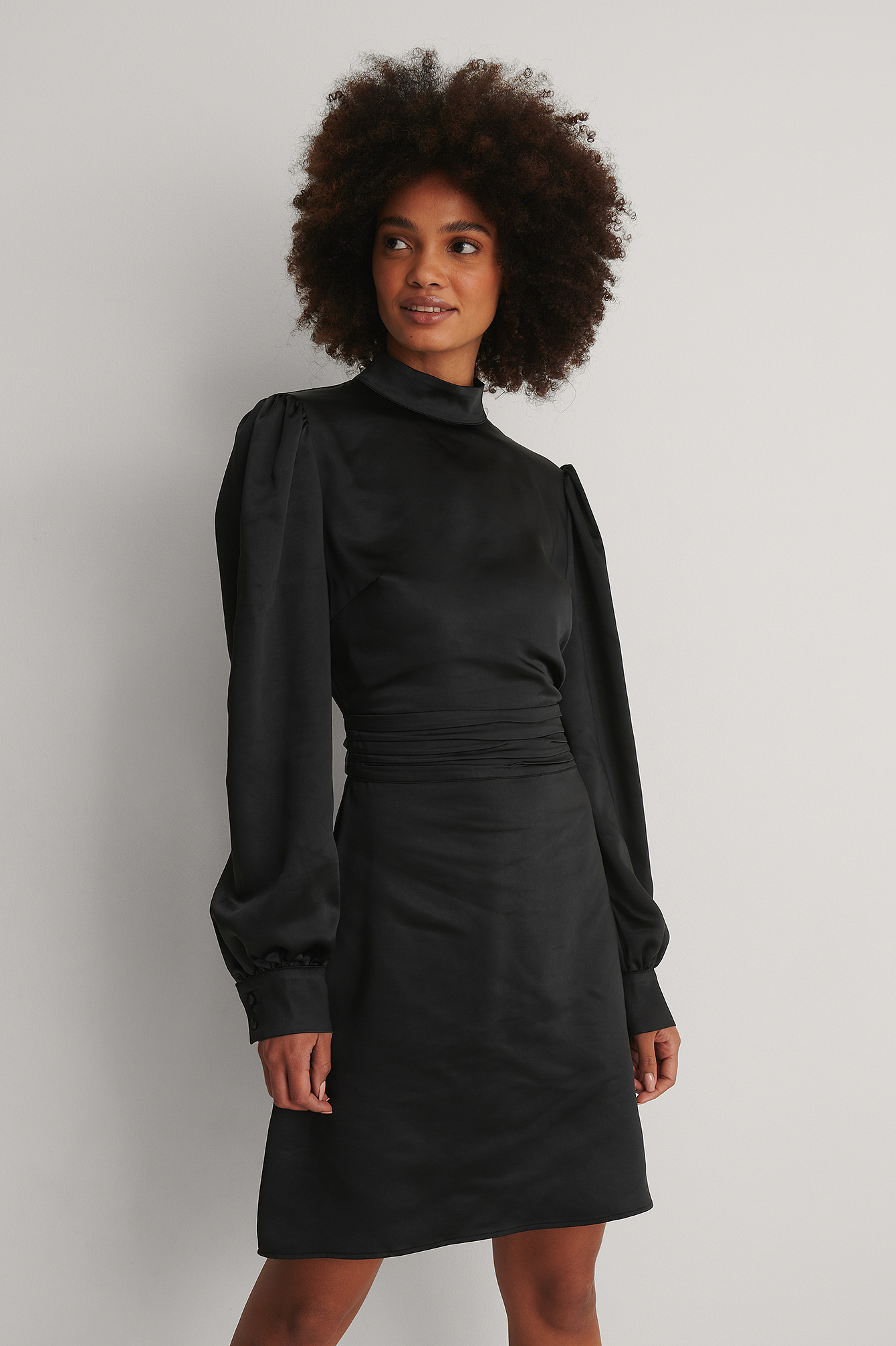 Black Robe Satin Col Haut
