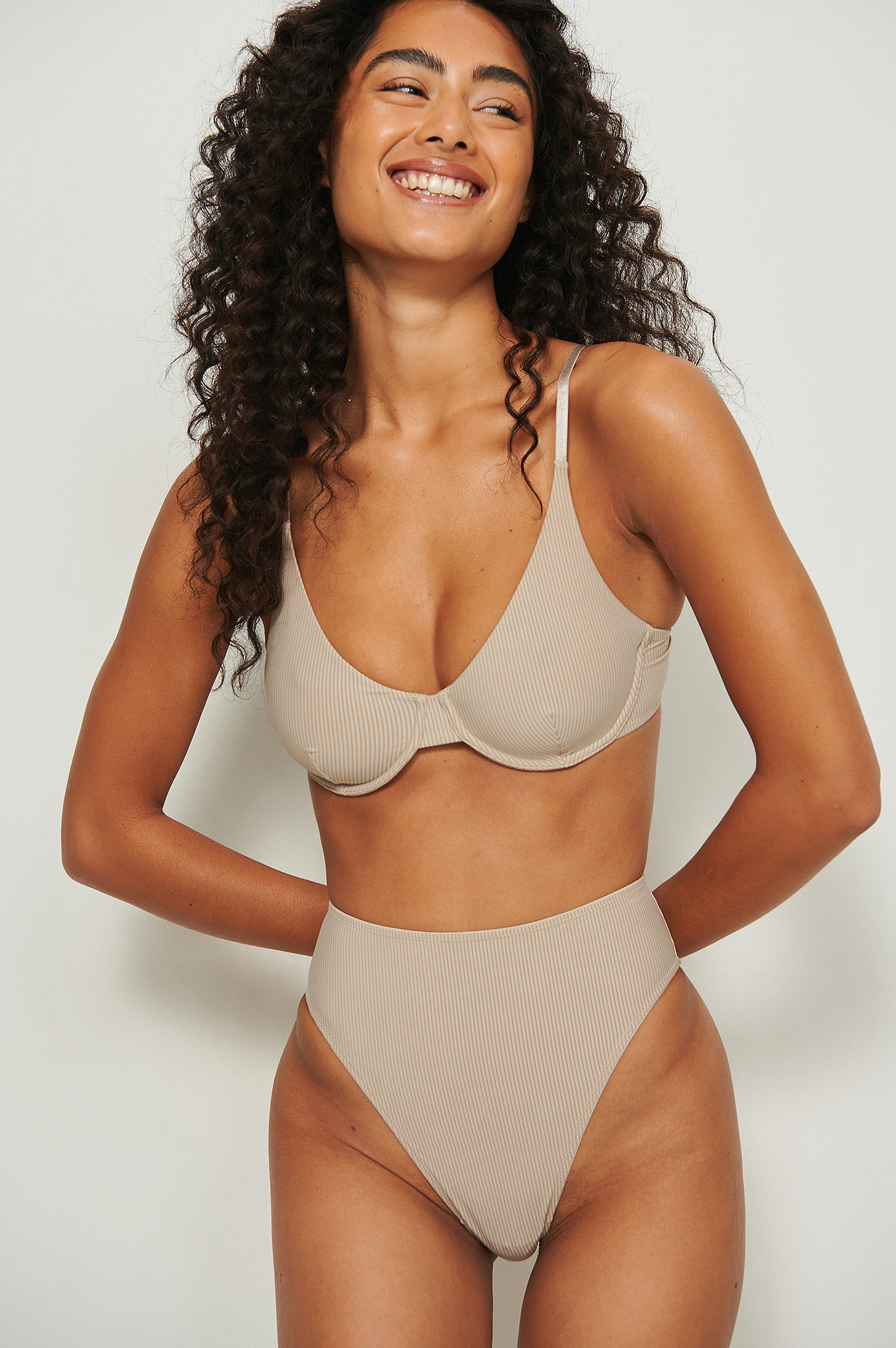 Simply Taupe Culotte micro rayée à taille haute