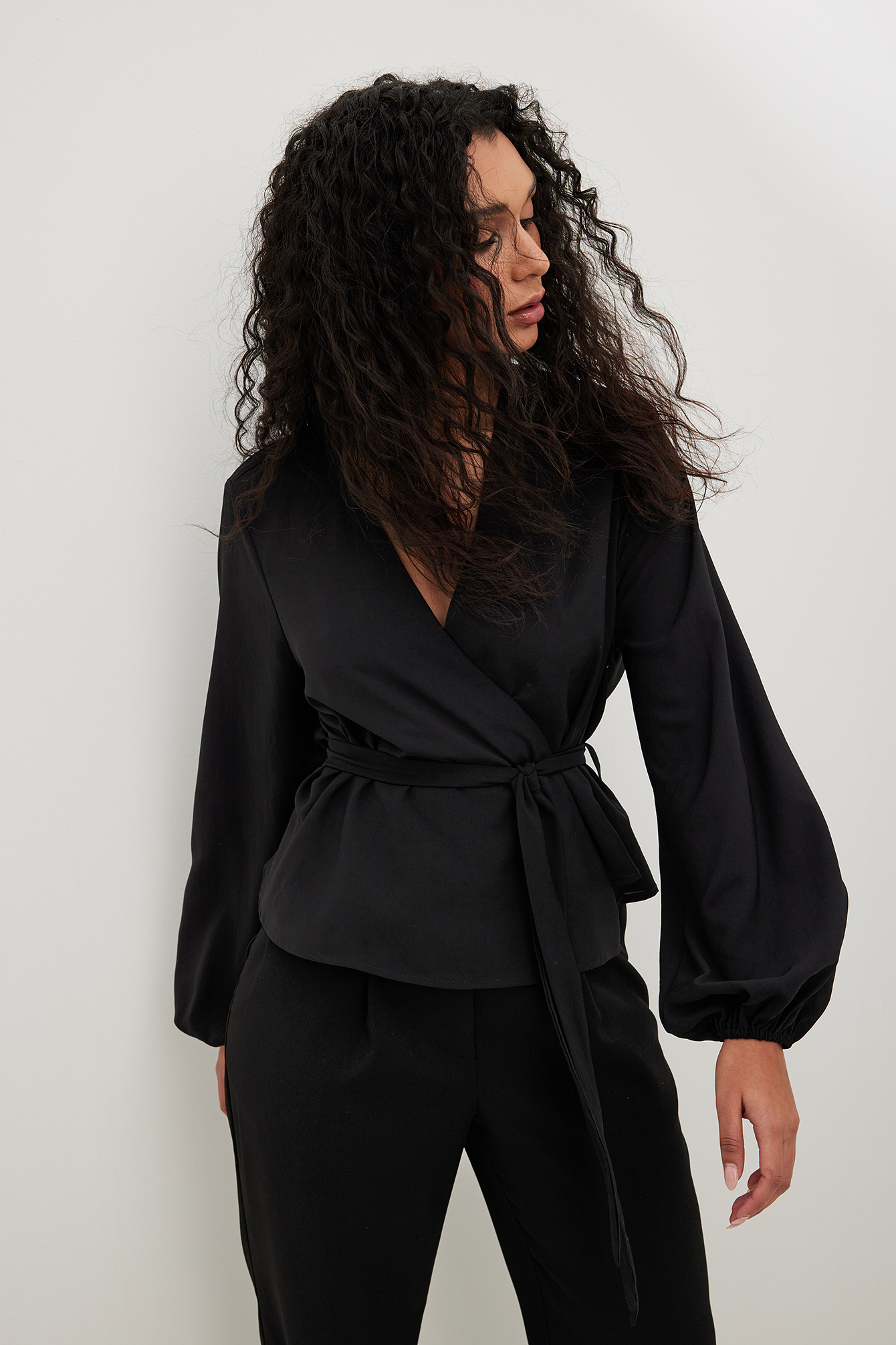 Blouse cache-cœur nouée à manches longues Noir