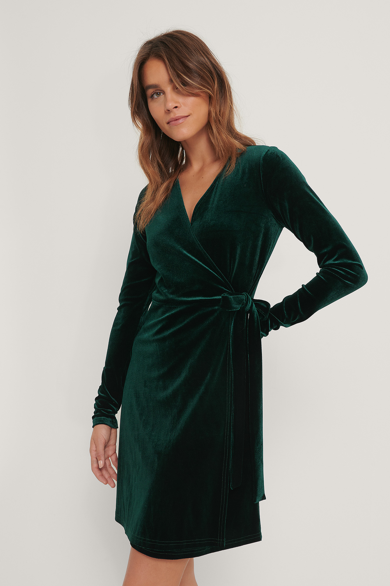 Robe CacheCoeur En Velours Vert NAKD