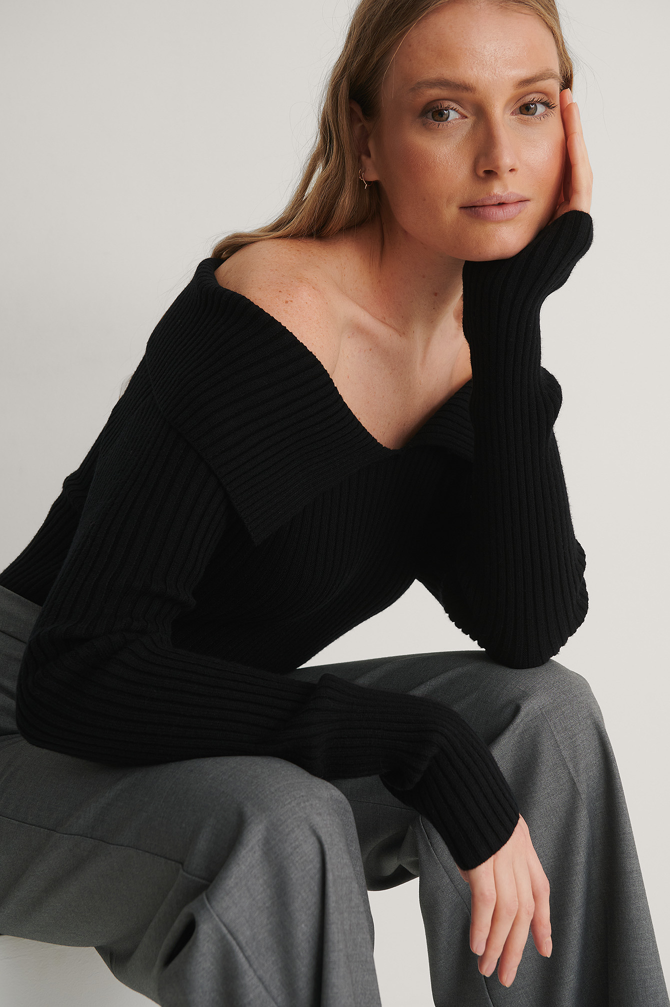 Black Pull Tricoté Épaules Dénudées