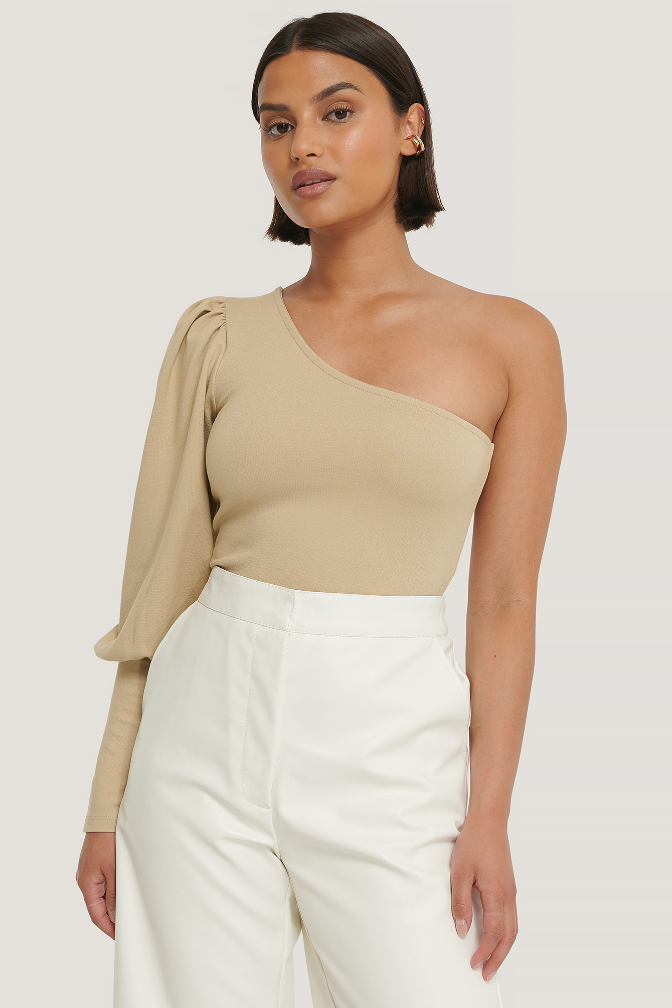 Beige Haut Court À Une Manche Bouffante