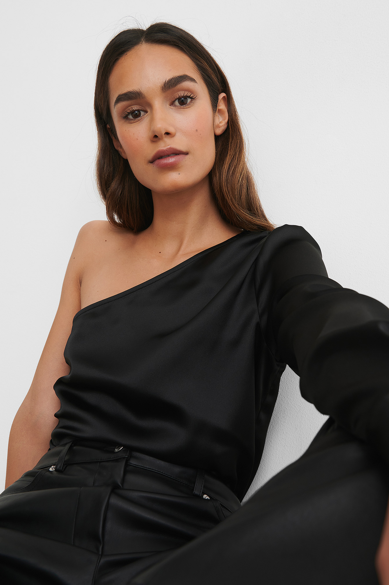 Black Haut Une Épaule