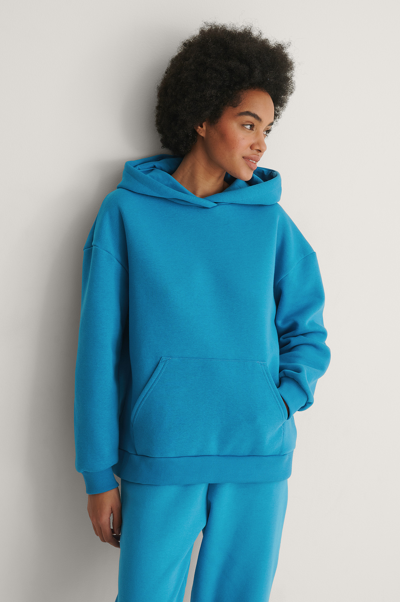 Blue NA-KD Basic Sweatshirt à capuche à poche oversize biologique