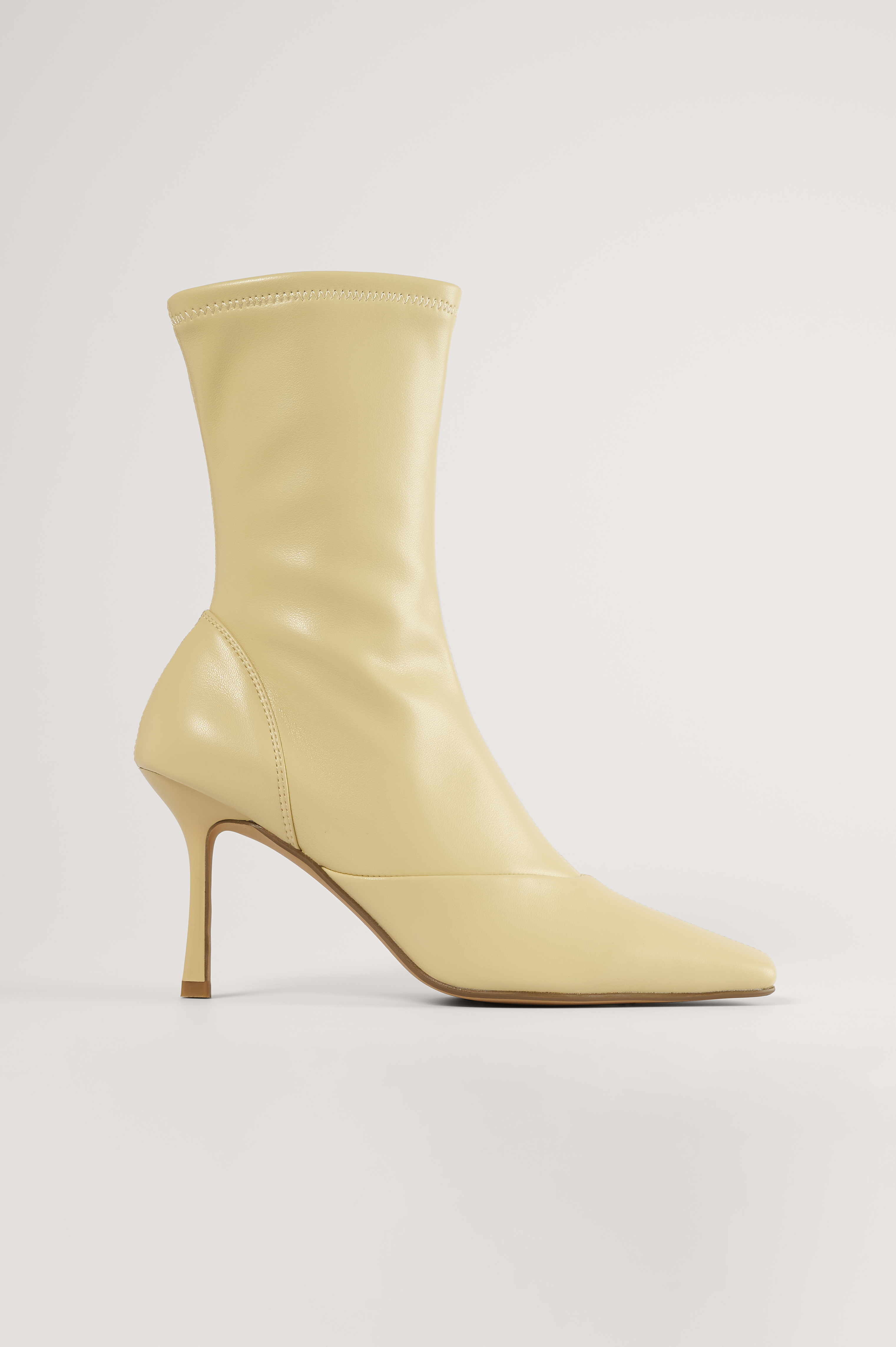 Light Yellow Botte Pointue
