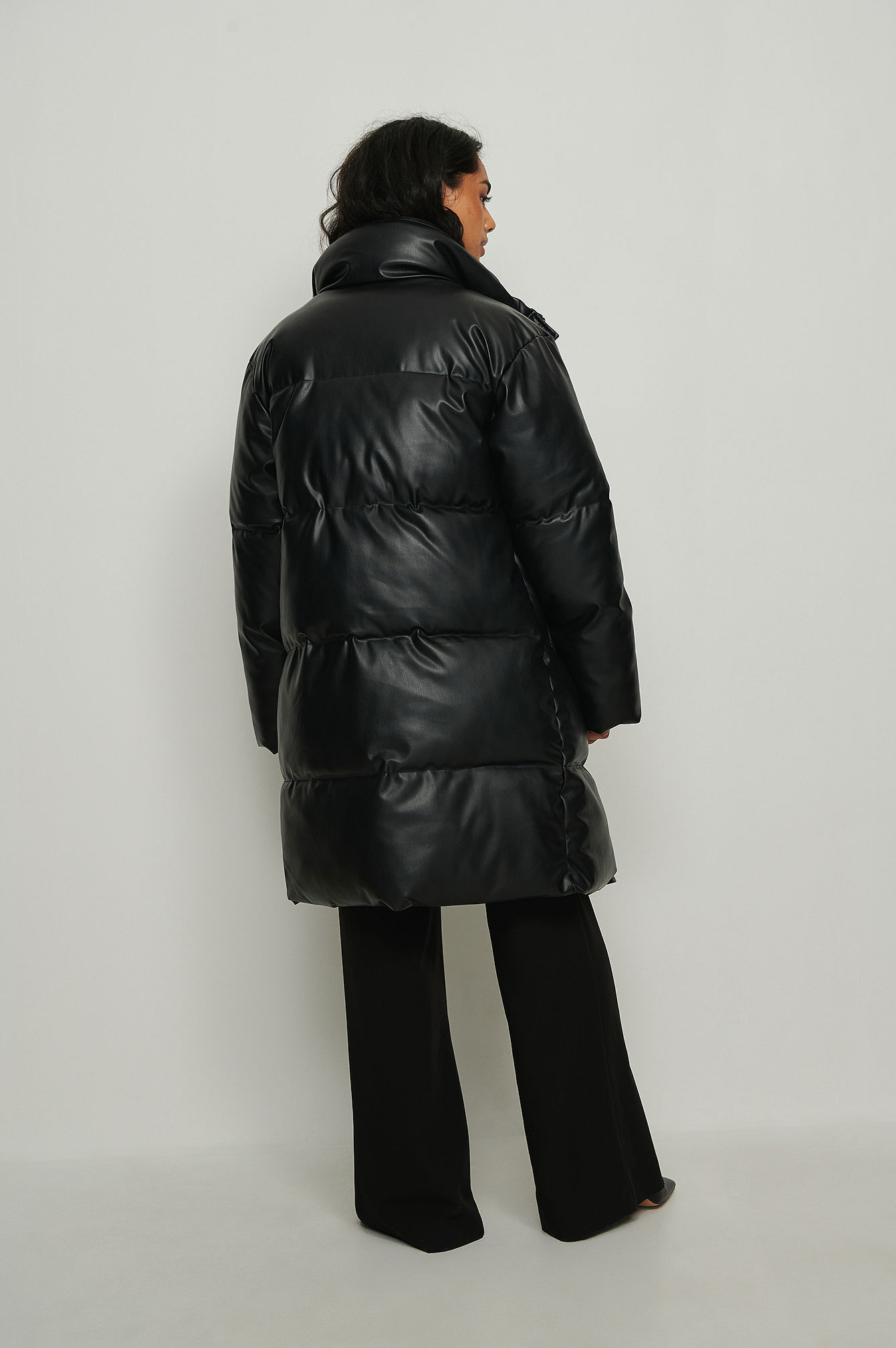 Black Recyclée veste longue matelassée en faux cuir