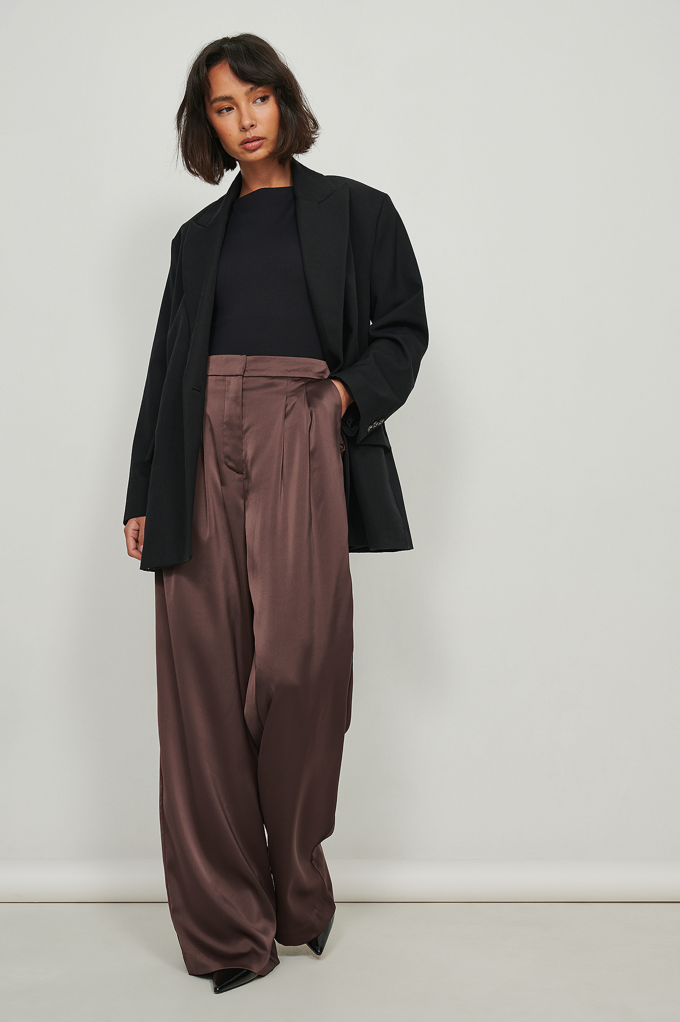 Pantalon de costume large recyclé en satin Marron