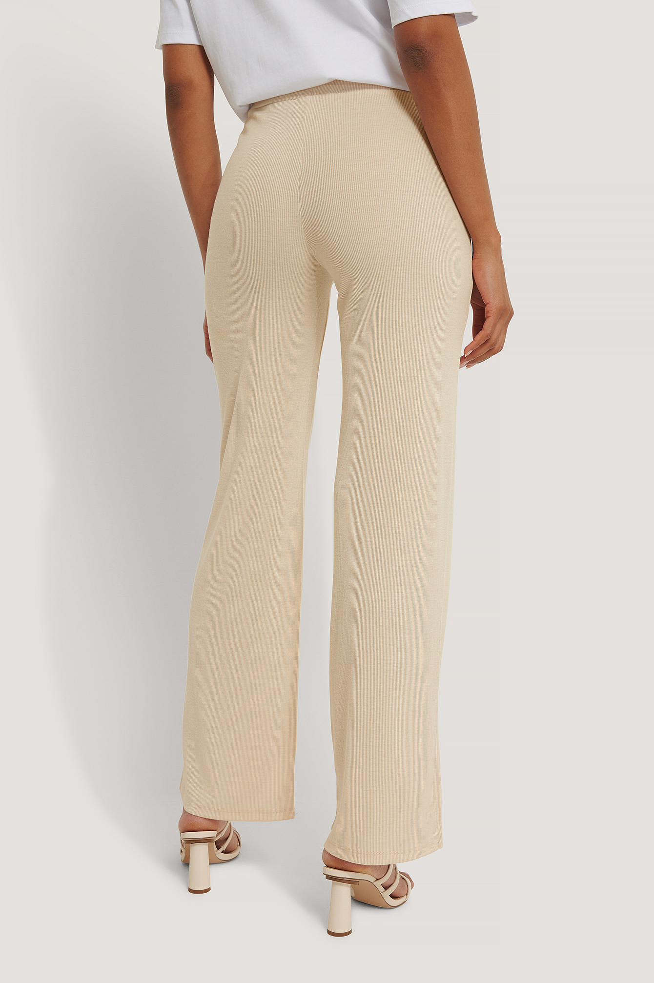 Pantalon beige fendu devant - OUTFITBOOK