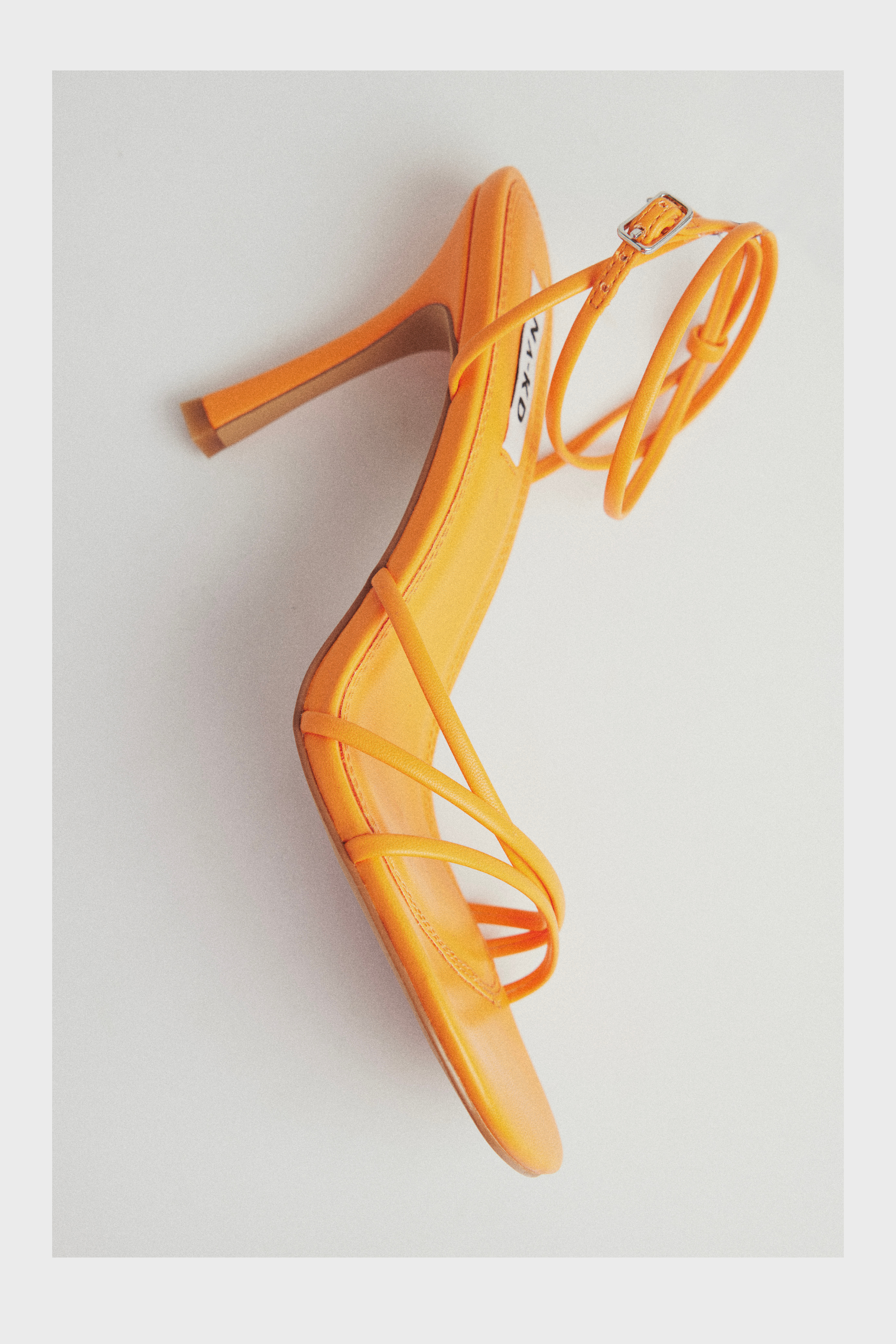 Orange Chaussures à talons à lanières bouts ronds