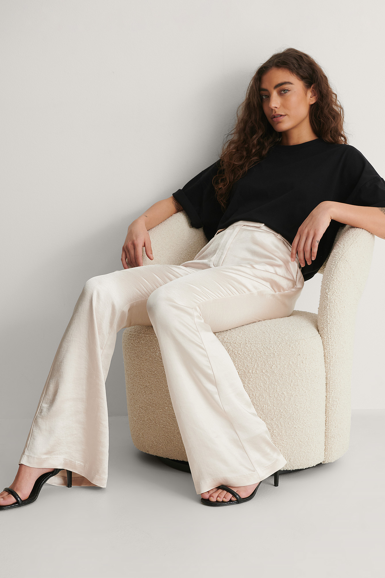 Cream Pantalon De Costume En Satin