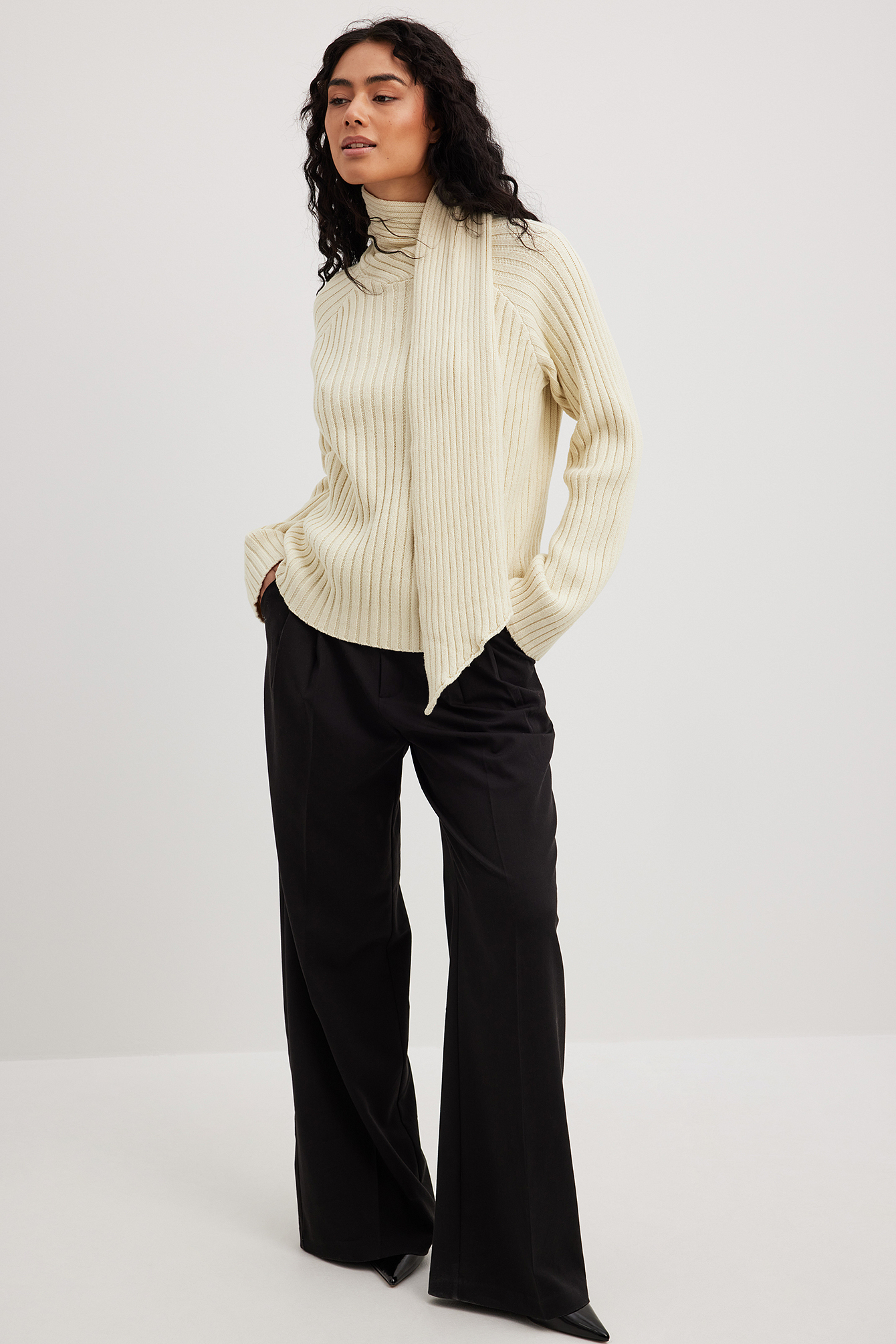 Pull en maille avec écharpe Beige