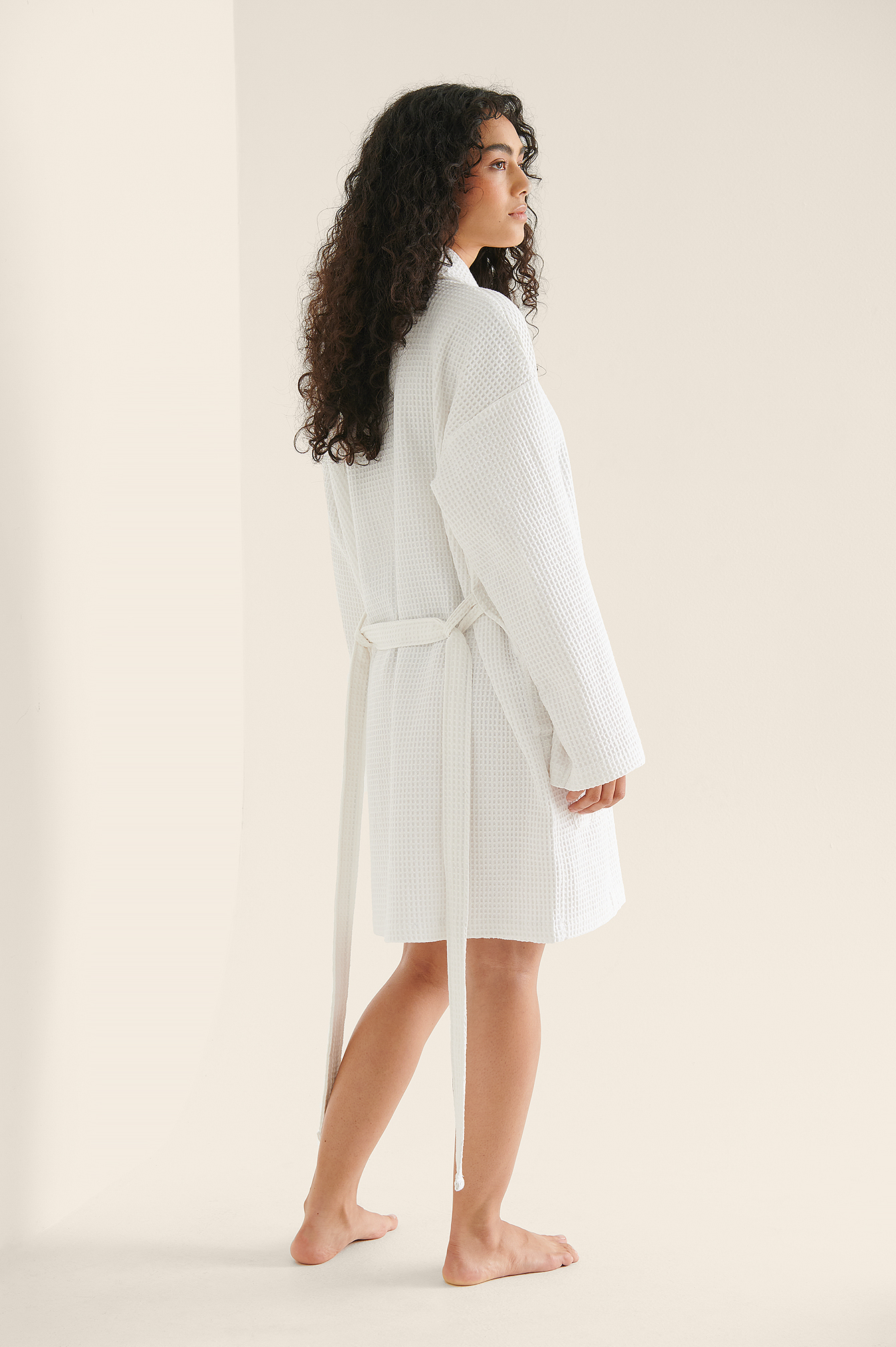 Femme Vêtements Vêtements de nuit Robes de chambre et peignoirs Lingerie Robe courte gaufrée en coton biologique Coton NA-KD en coloris Blanc 