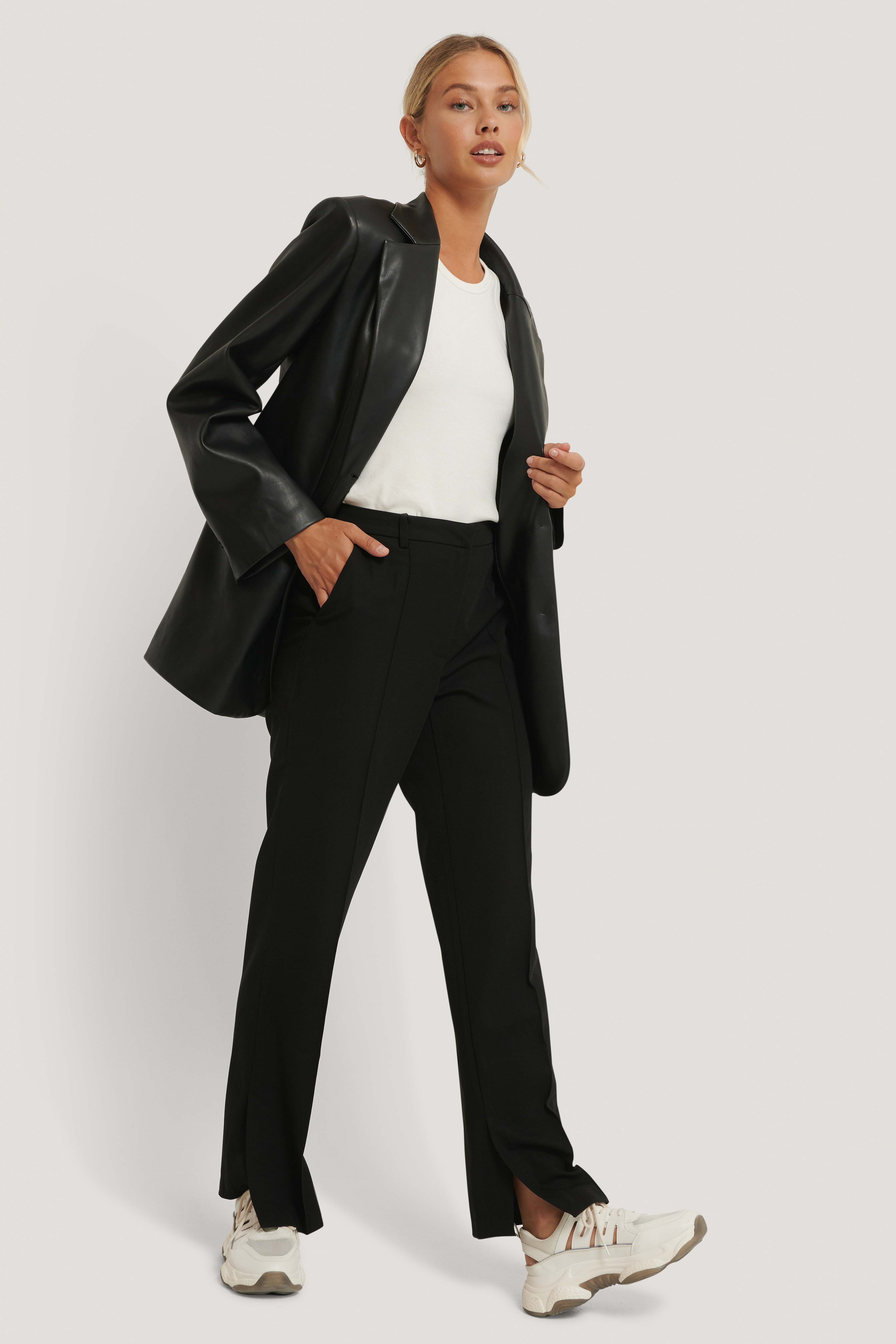 Femme Vêtements Shorts Shorts fluides/cargo Classic Pantalon de costume ajusté à fente latérale recyclé Synthétique NA-KD en coloris Noir 