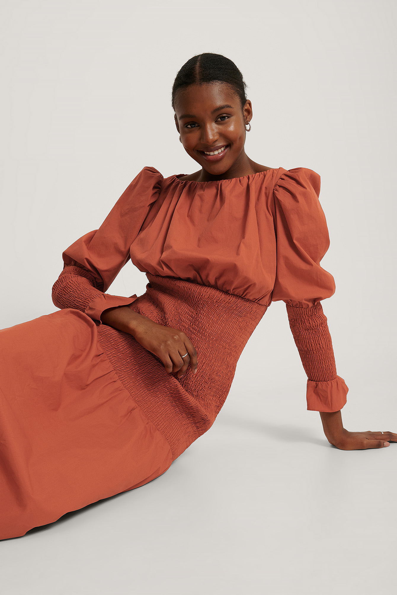 Burnt Red Robe Smockée À Manches Bouffantes