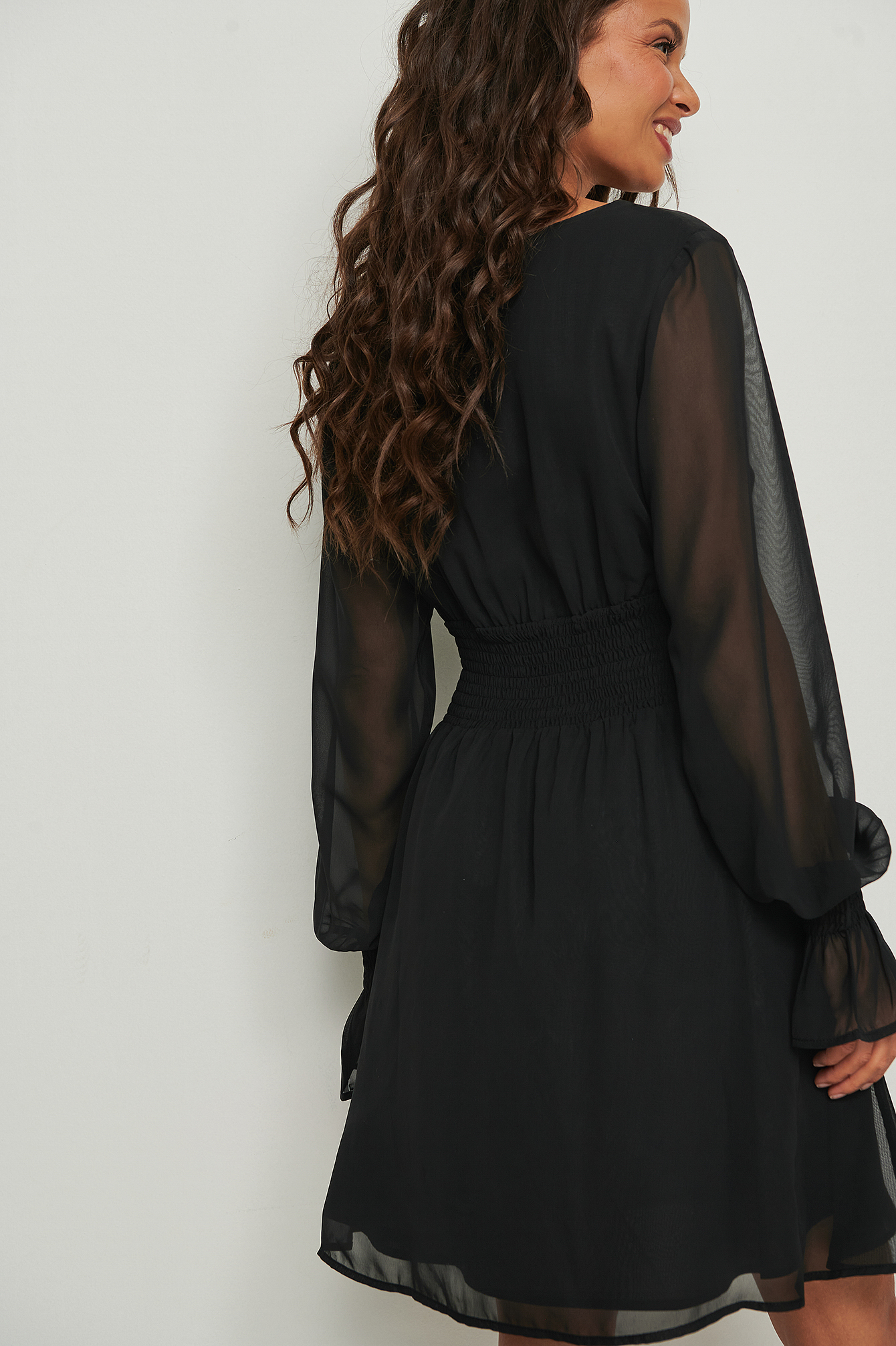 Black Froncée robe mini à col en V