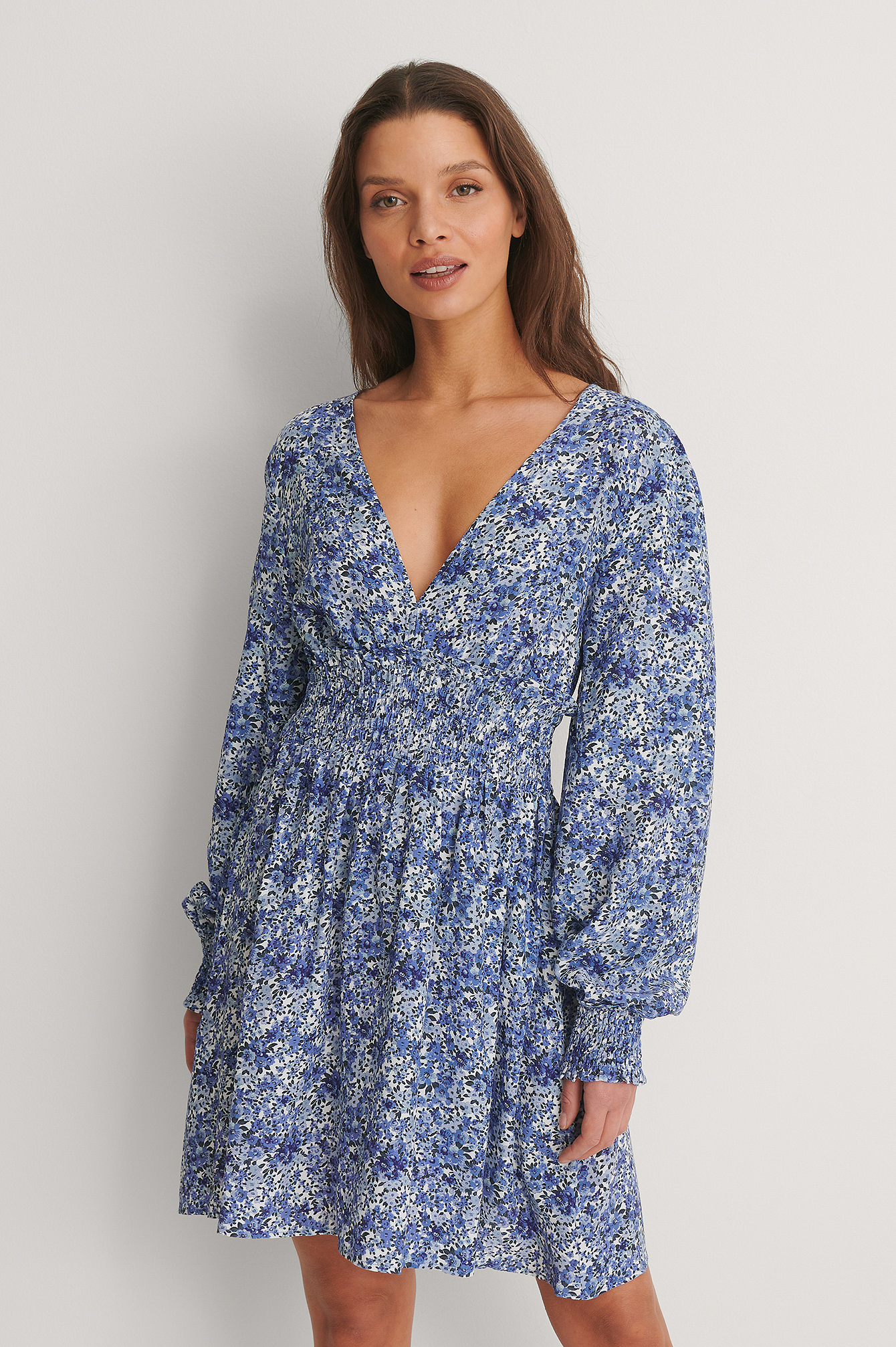Blue Flower Robe Smockée À Manches Bouffantes