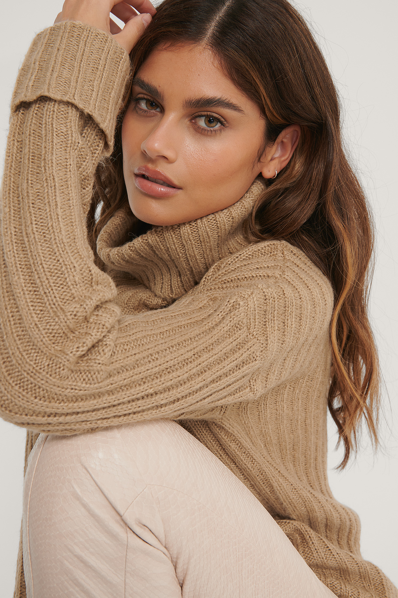 Beige Pull En Tricot Côtelé À Col Roulé