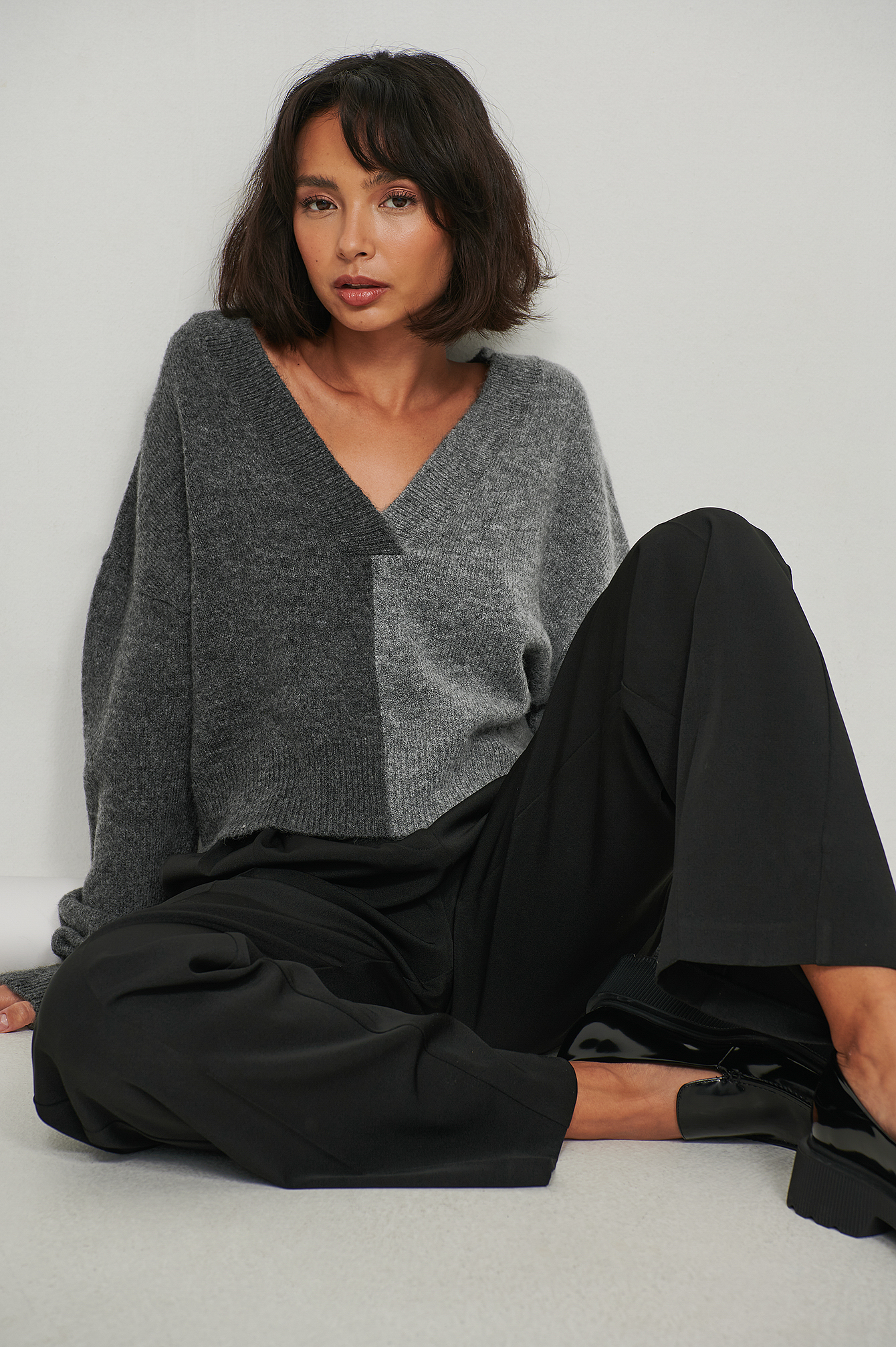 Grey Pull en tricot col en V à blocs de couleurs