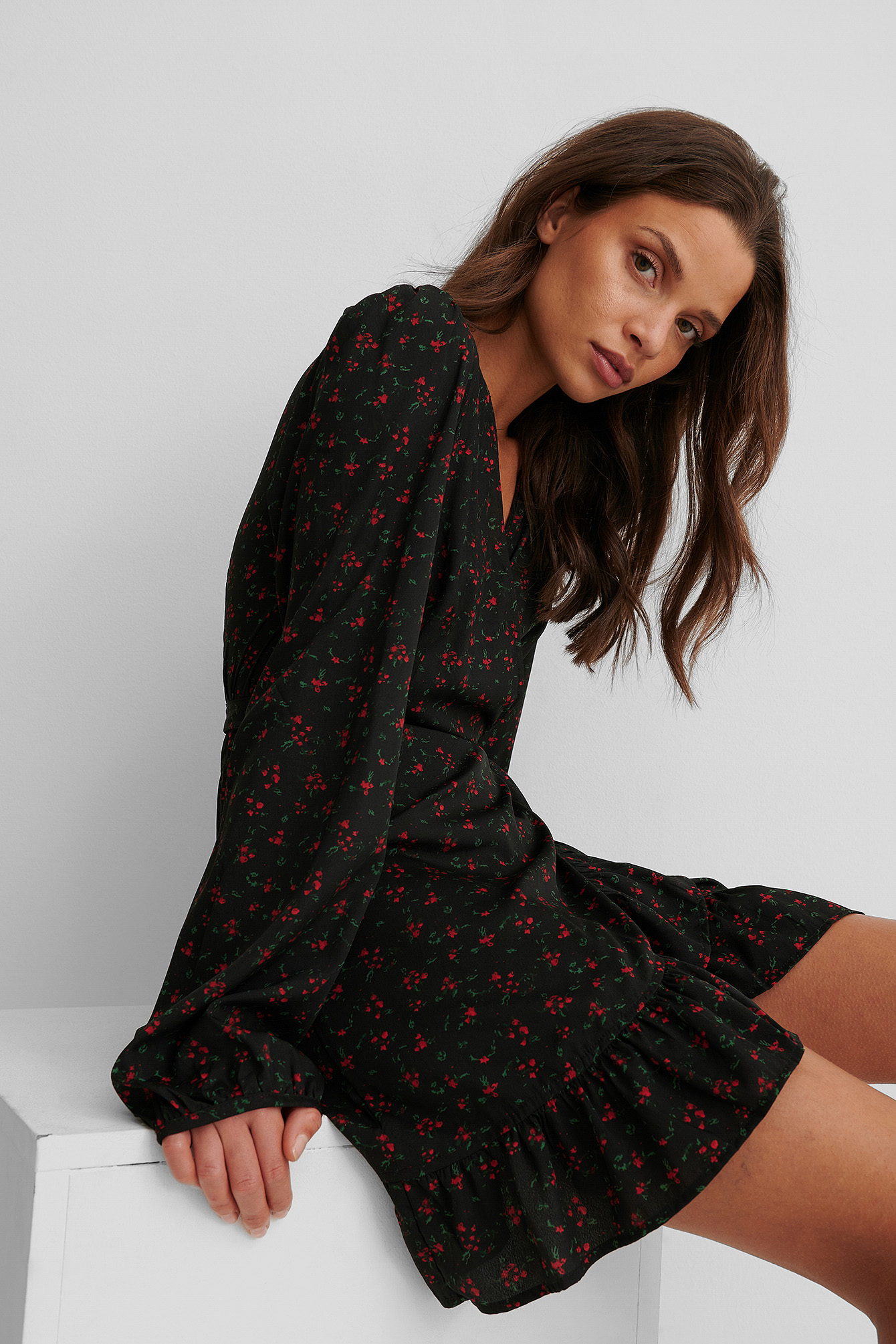 Small Ditzy Roses Red Robe Cache-Coeur