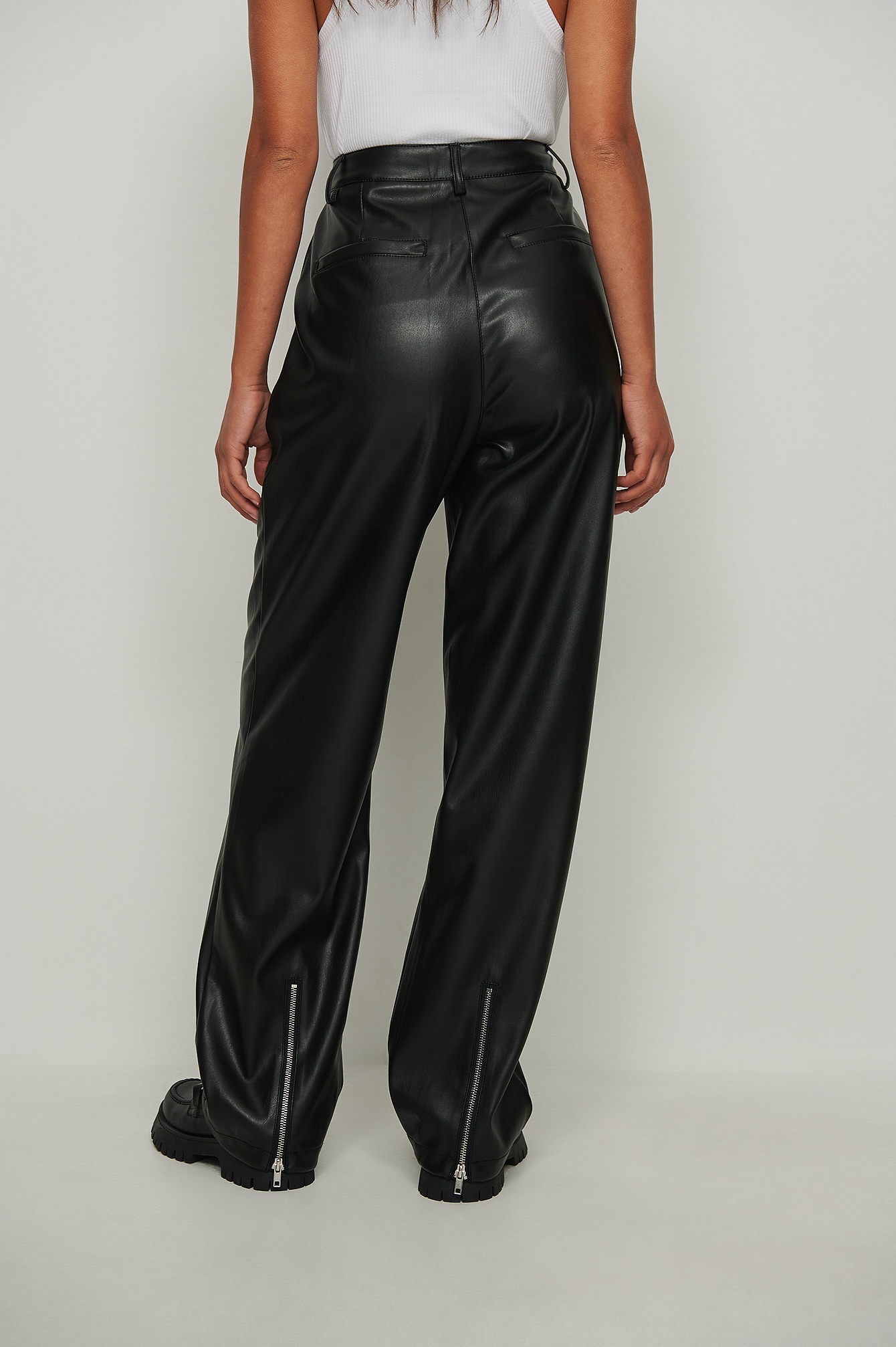 Black Pantalon en faux cuir zippé détail au dos