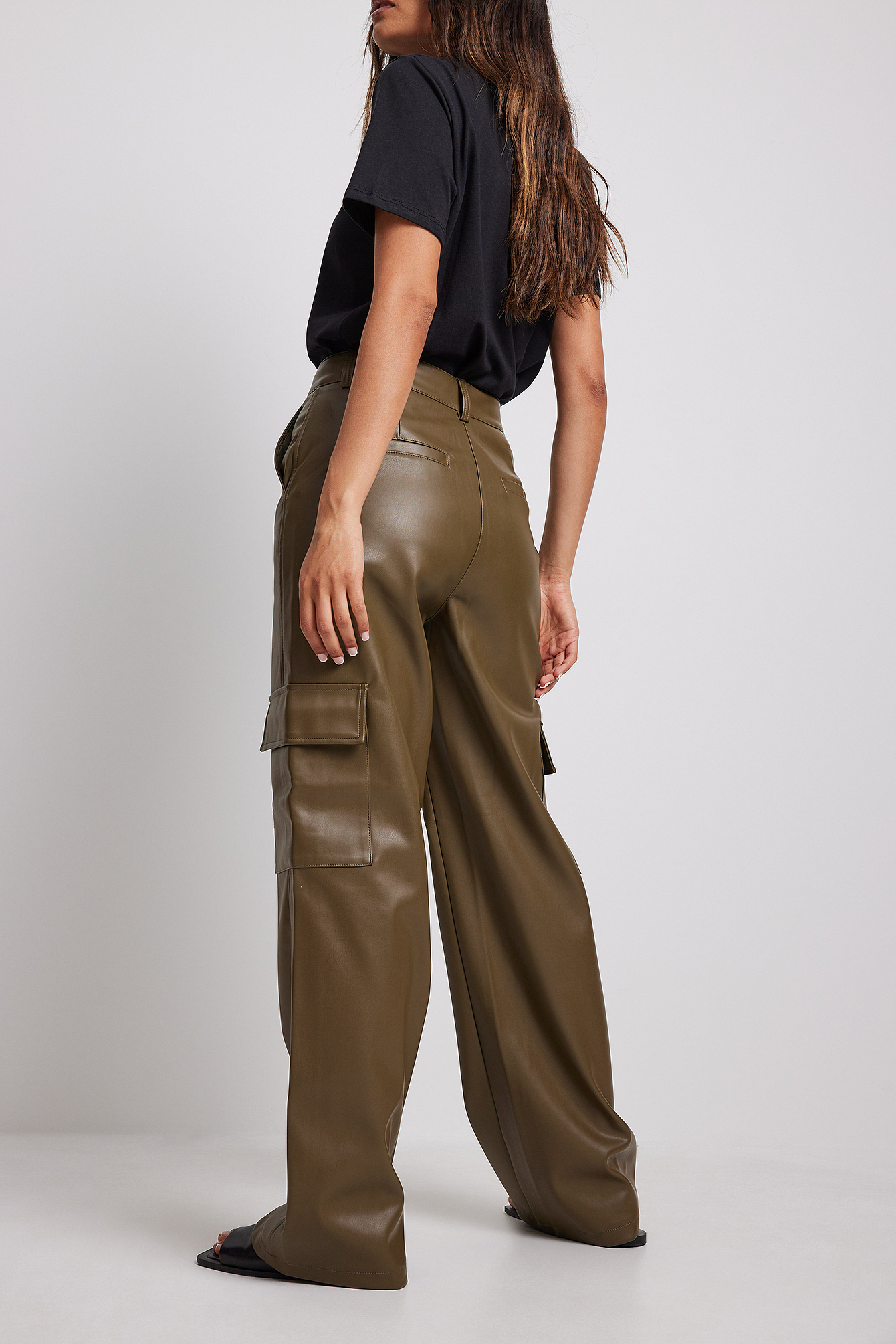 Femme Vêtements Pantalons décontractés Tina Maria x Straight Cargo Pants Coton NA-KD en coloris Neutre élégants et chinos Treillis et pantalons cargo 