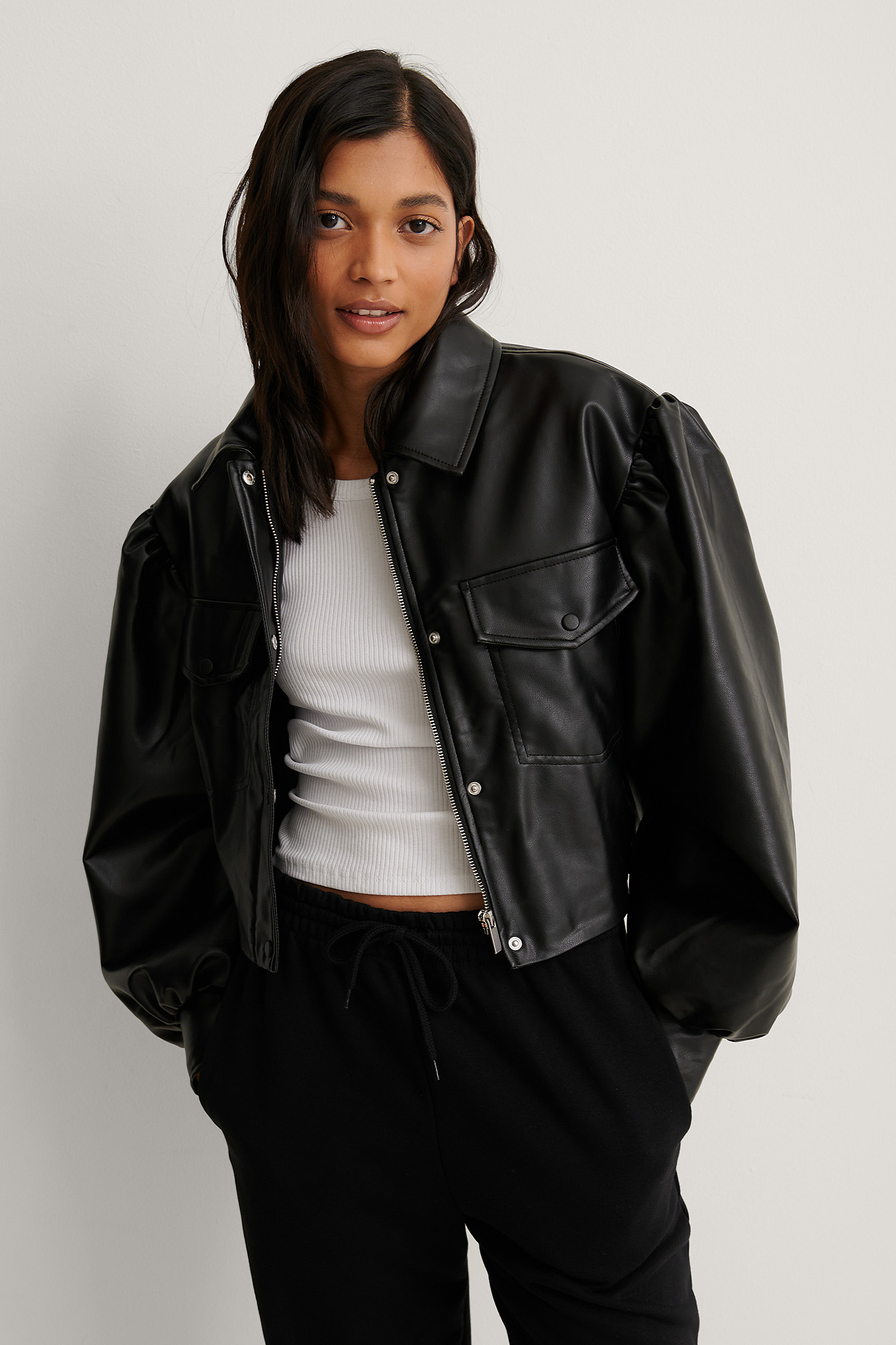 Black Veste Courte En Faux Cuir À Manches Bouffantes