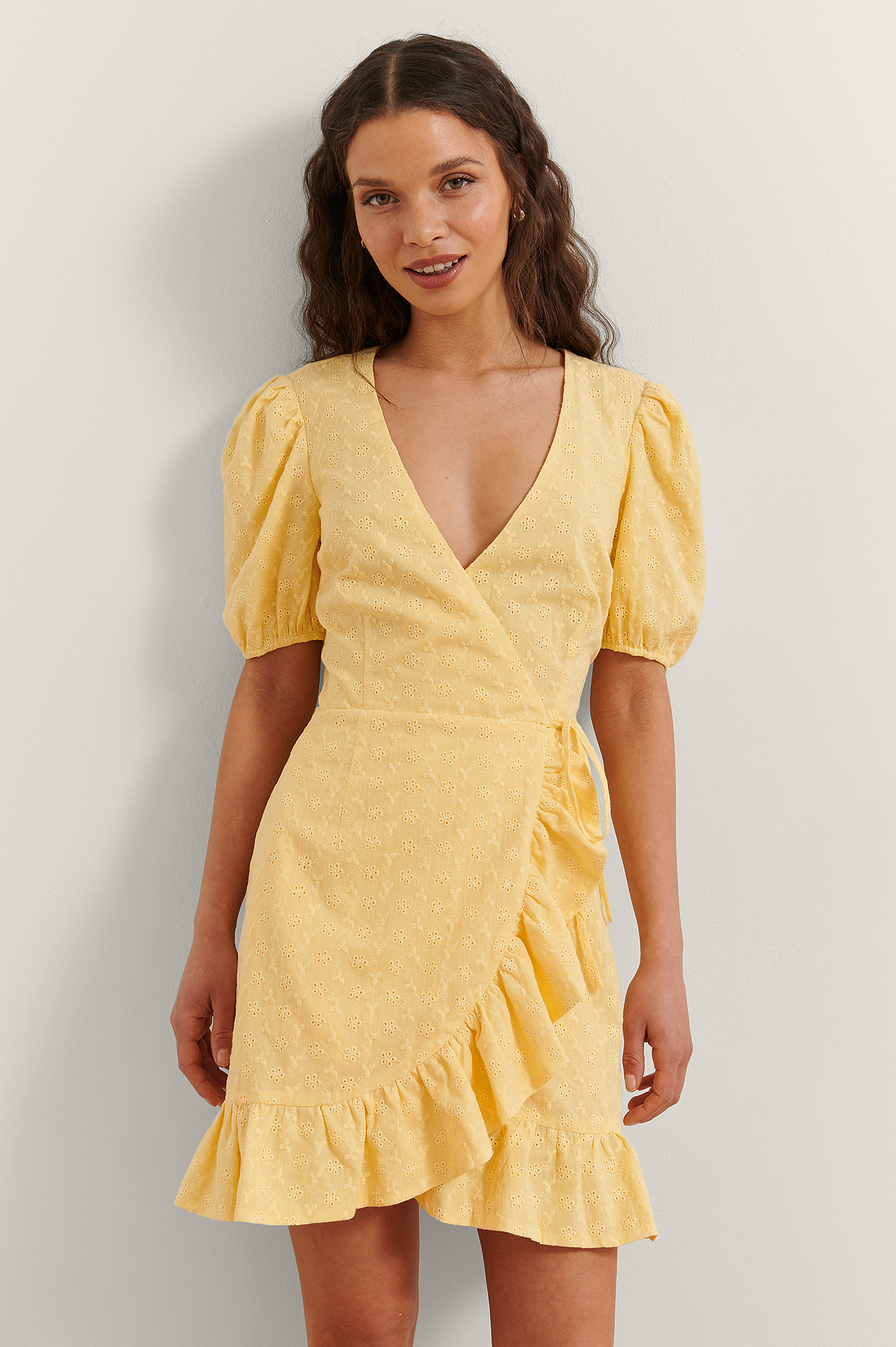 Robe Portefeuille À Volants Jaune NAKD