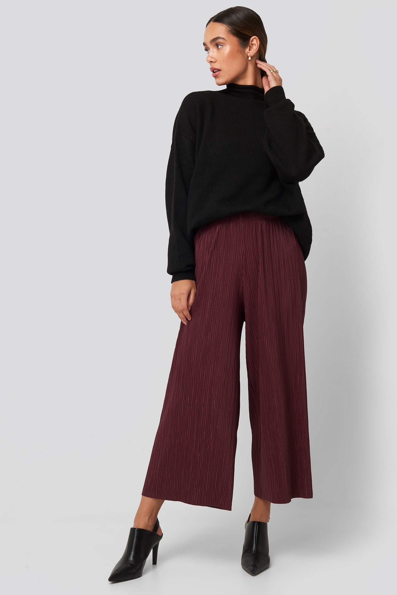 Cropped Plisse Culottes Red Outfit.