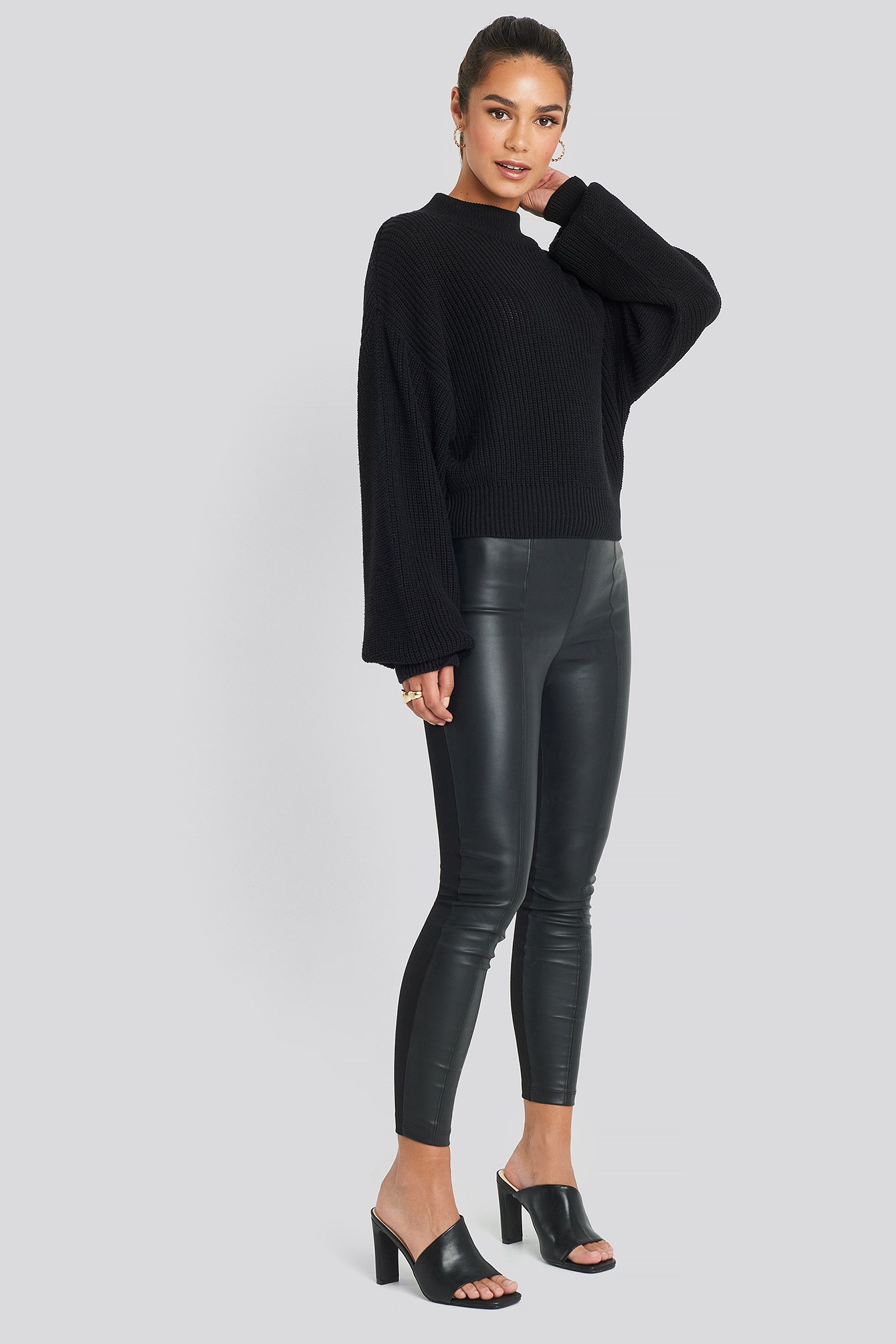 Romi Leggings Black Outfit.