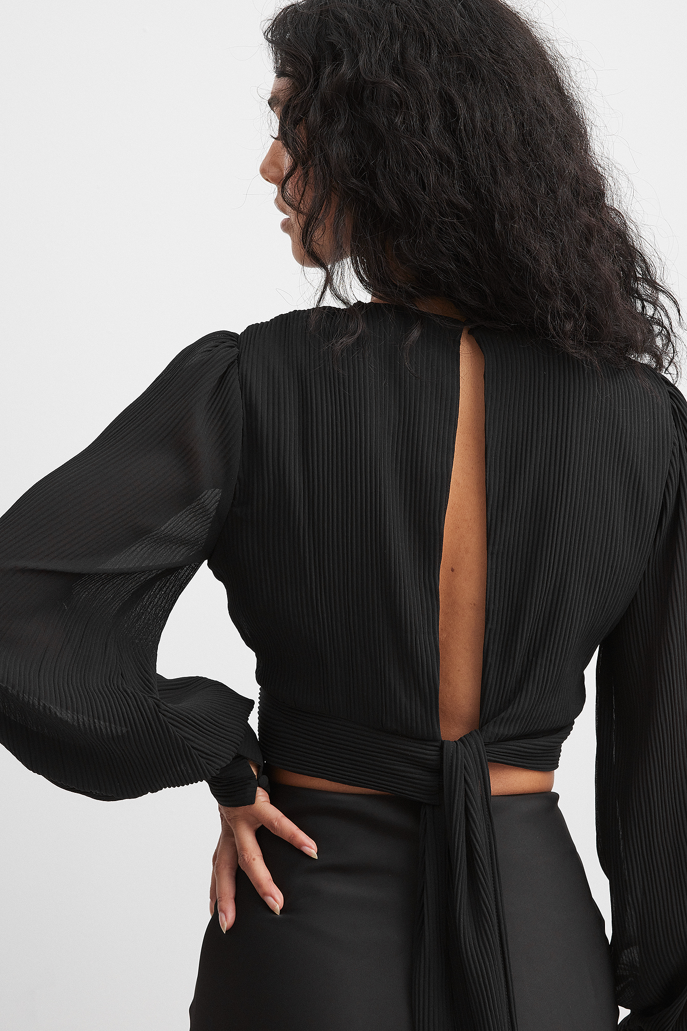 Blouse plissée nouée au dos Noir NAKD
