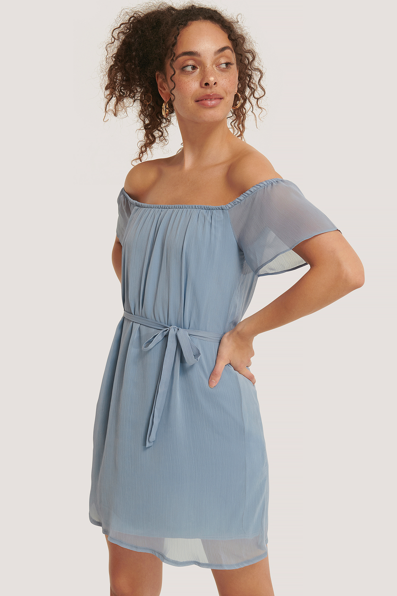 Blue Robe Mini Ceinturée À Épaules Dénudées