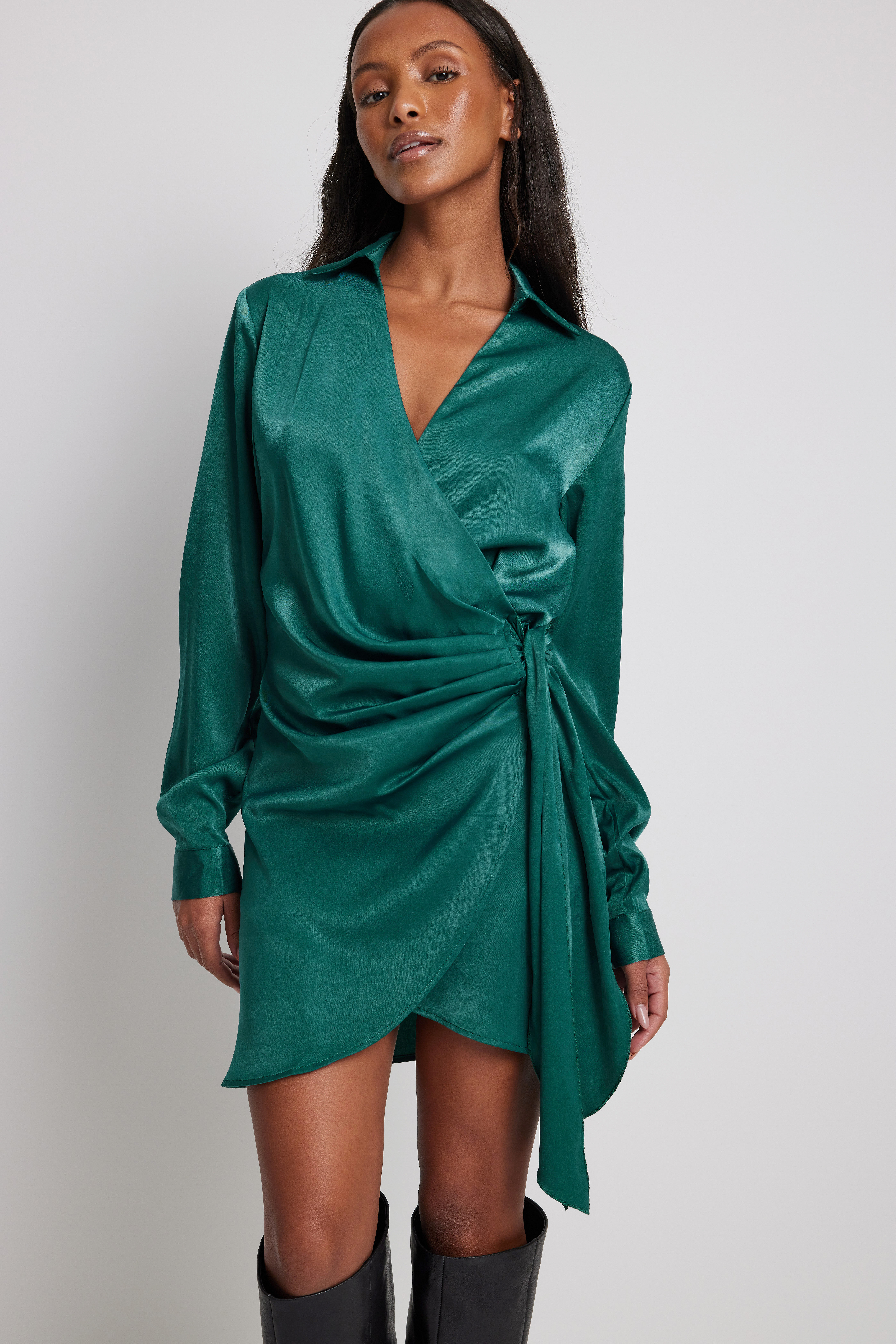 Emerald Green Robe chemise portefeuille en tissu satiné