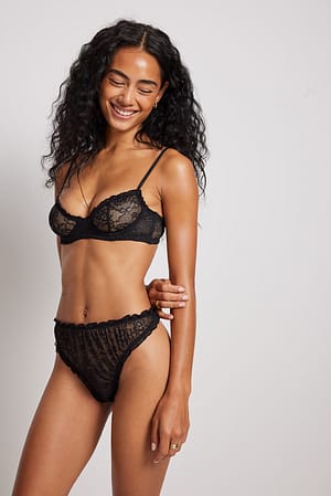 Black String en dentelle à bordure babylock