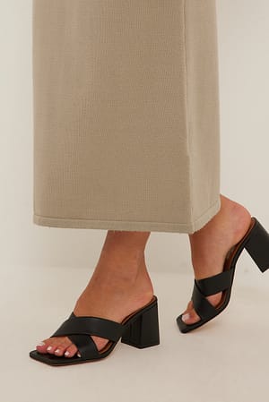 Black Mules basiques croisées