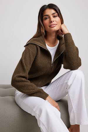 Brown Cardigan tricoté avec grand col zippé