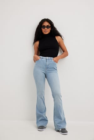 Light Blue Jean élastique avec taille haute et une coupe évasée